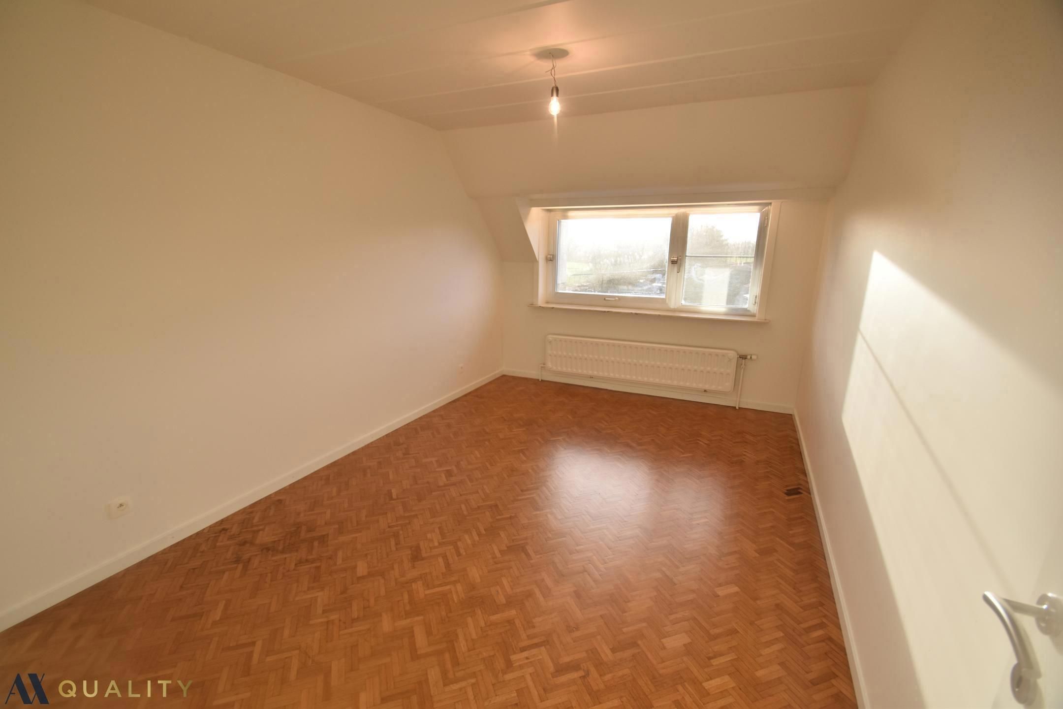 Gerenoveerd 2-slaapkamerappartement met terras (6,5 m²) en balkon,  bergzolder, autostaanplaats en private berging 6,5 m² en 16 m² foto 9