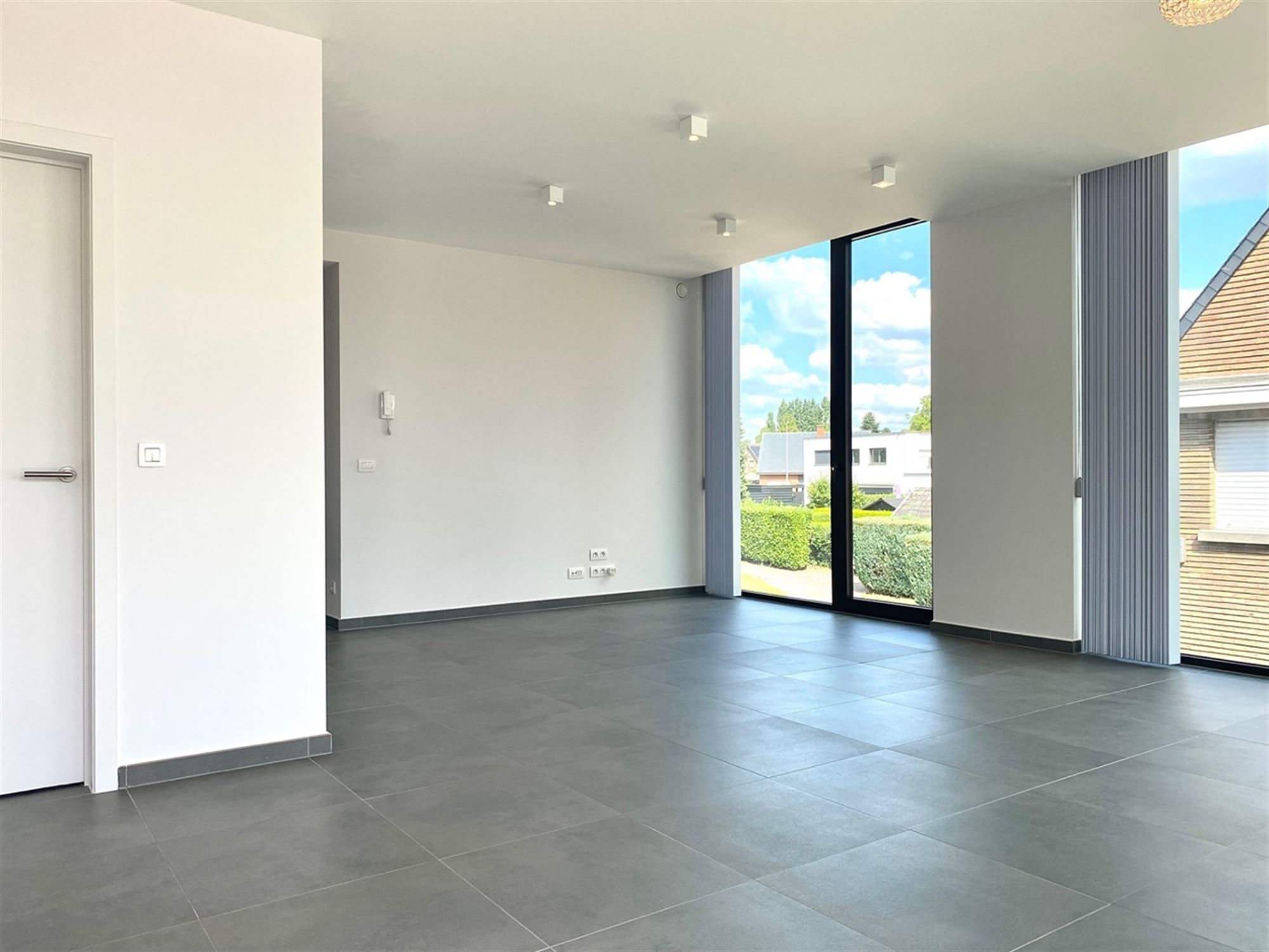 Instapklaar APPARTEMENT (1ste verdieping) met 2 slaapkamers, ruime terrassen (2), garage  & autostaanplaats  foto 5