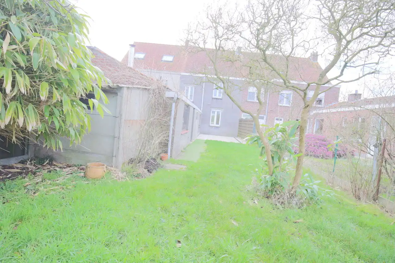 Rijwoning met terras en tuin foto 10