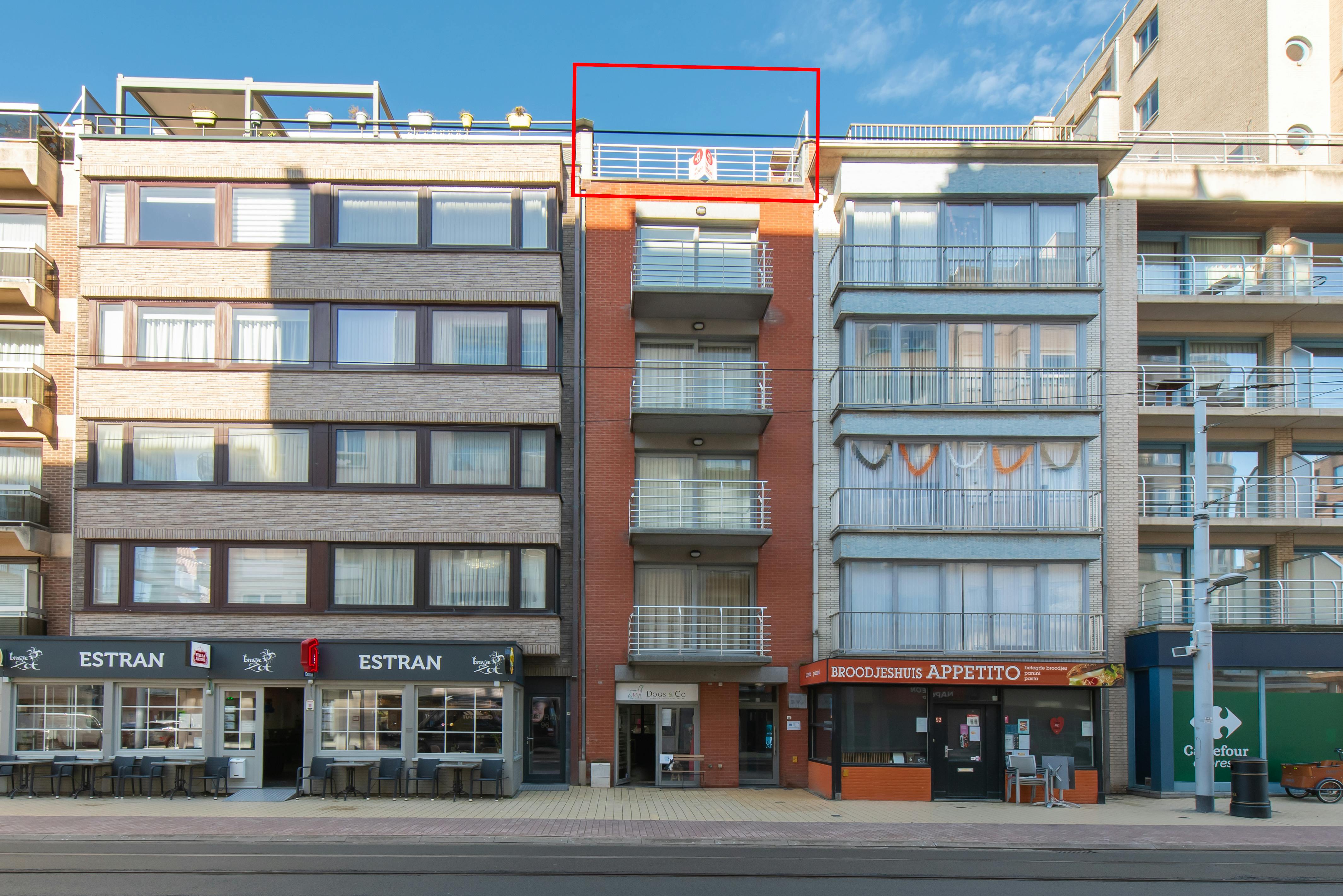 Zuidgerichte penthouse studio met ruime terrassen op topligging! foto 2