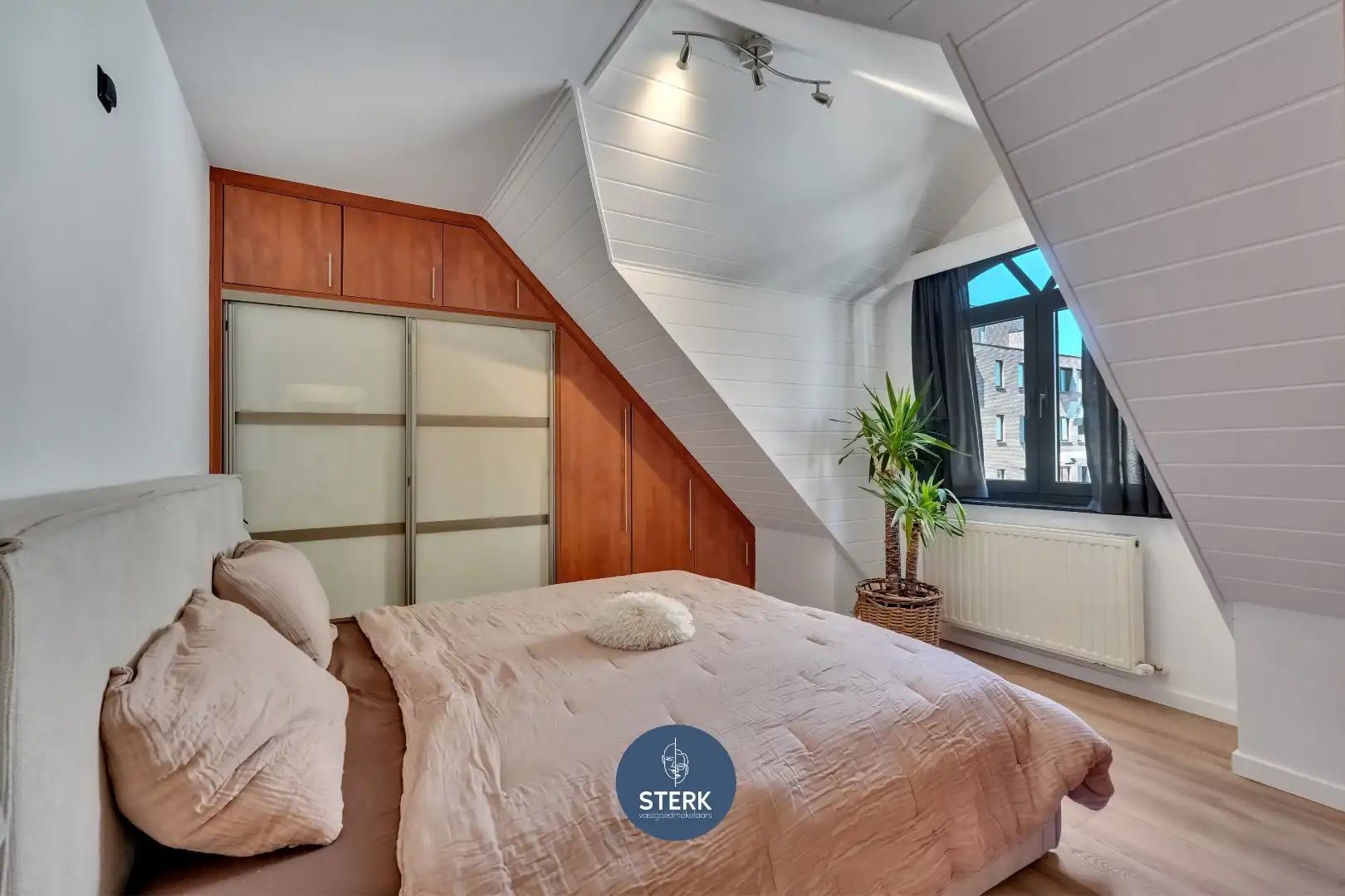 APPARTEMENT MET VERHUURDE STUDIO + 2 GARAGES IN HET CENTRUM VAN LANAKEN !  foto 12