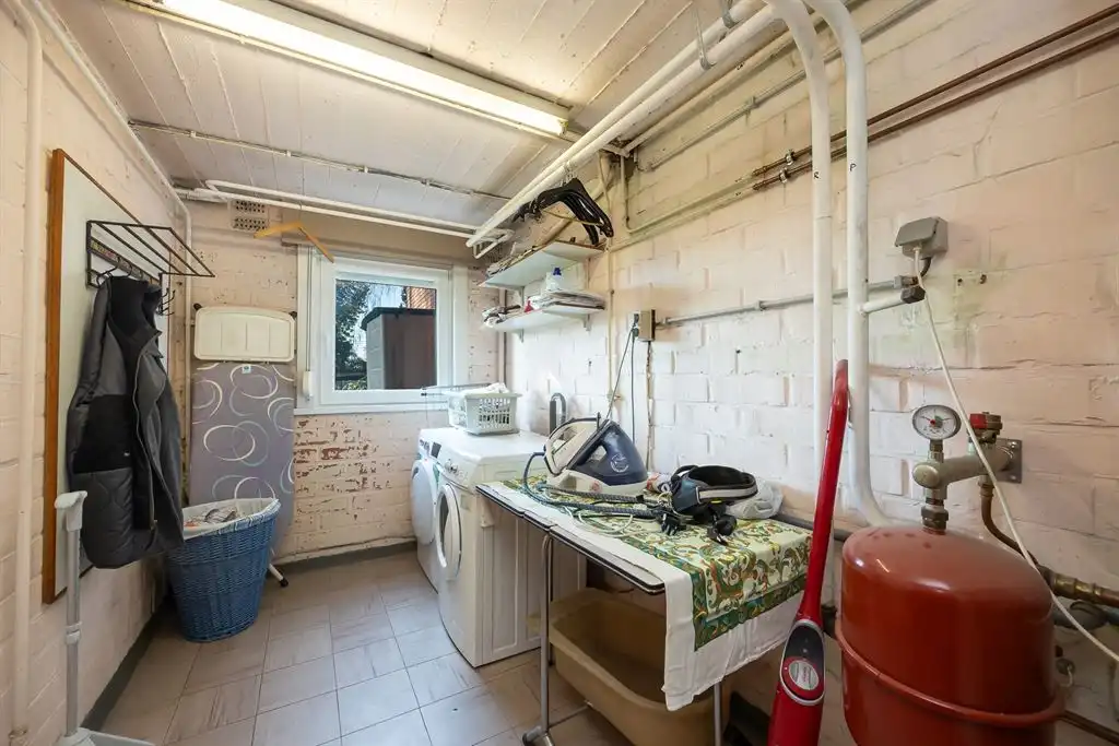 Bel-étage woning met oprit en  ruime tuin foto 18