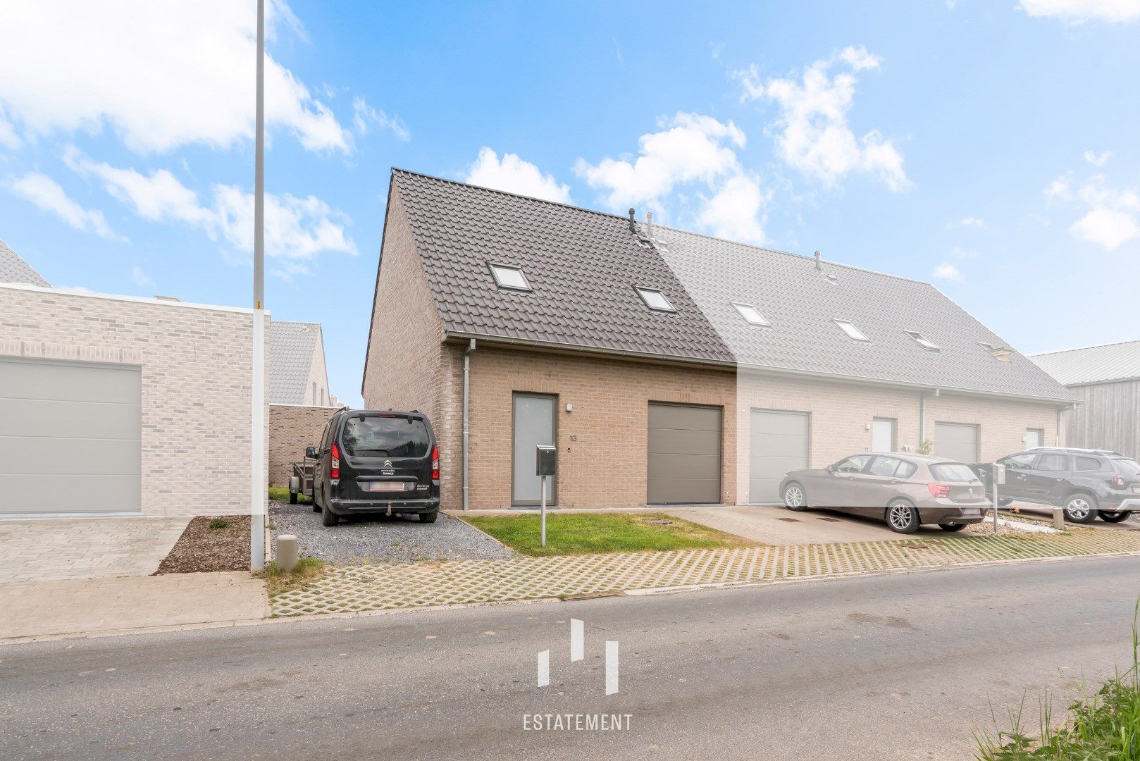 Recente halfopen woning (2015) met 3 slaapkamers, garage en tuin foto 1