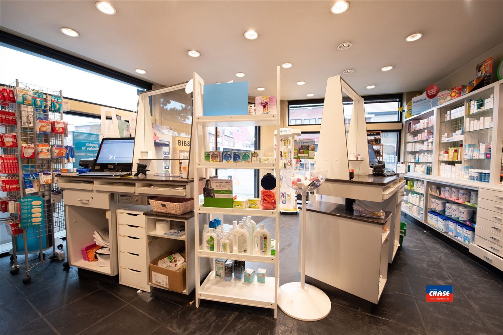 Handelshuis met groot appartement, garage en tuin foto 9