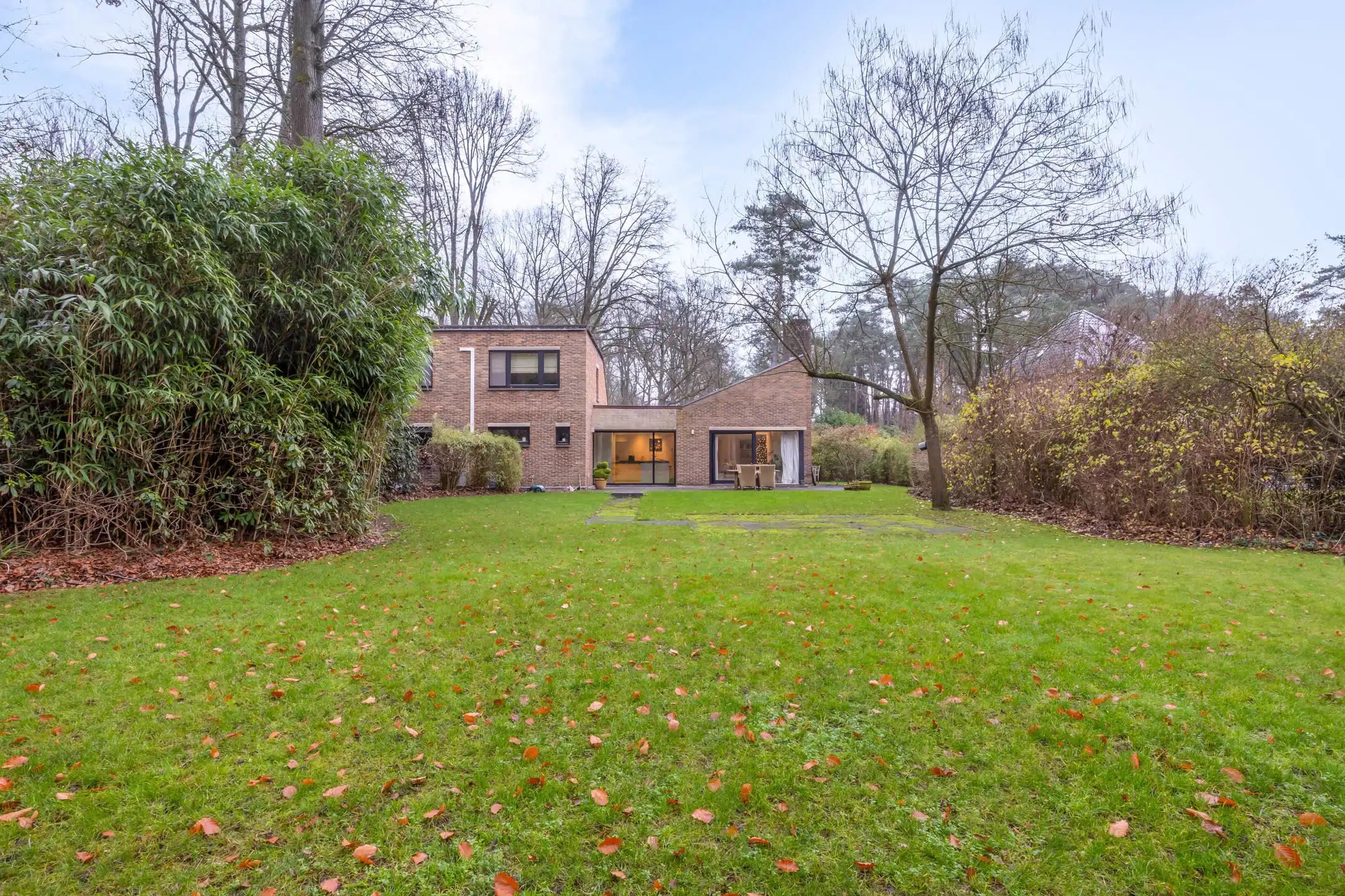 Karakterwoning met brutalistische gevel  in Hof ter Linden foto 31