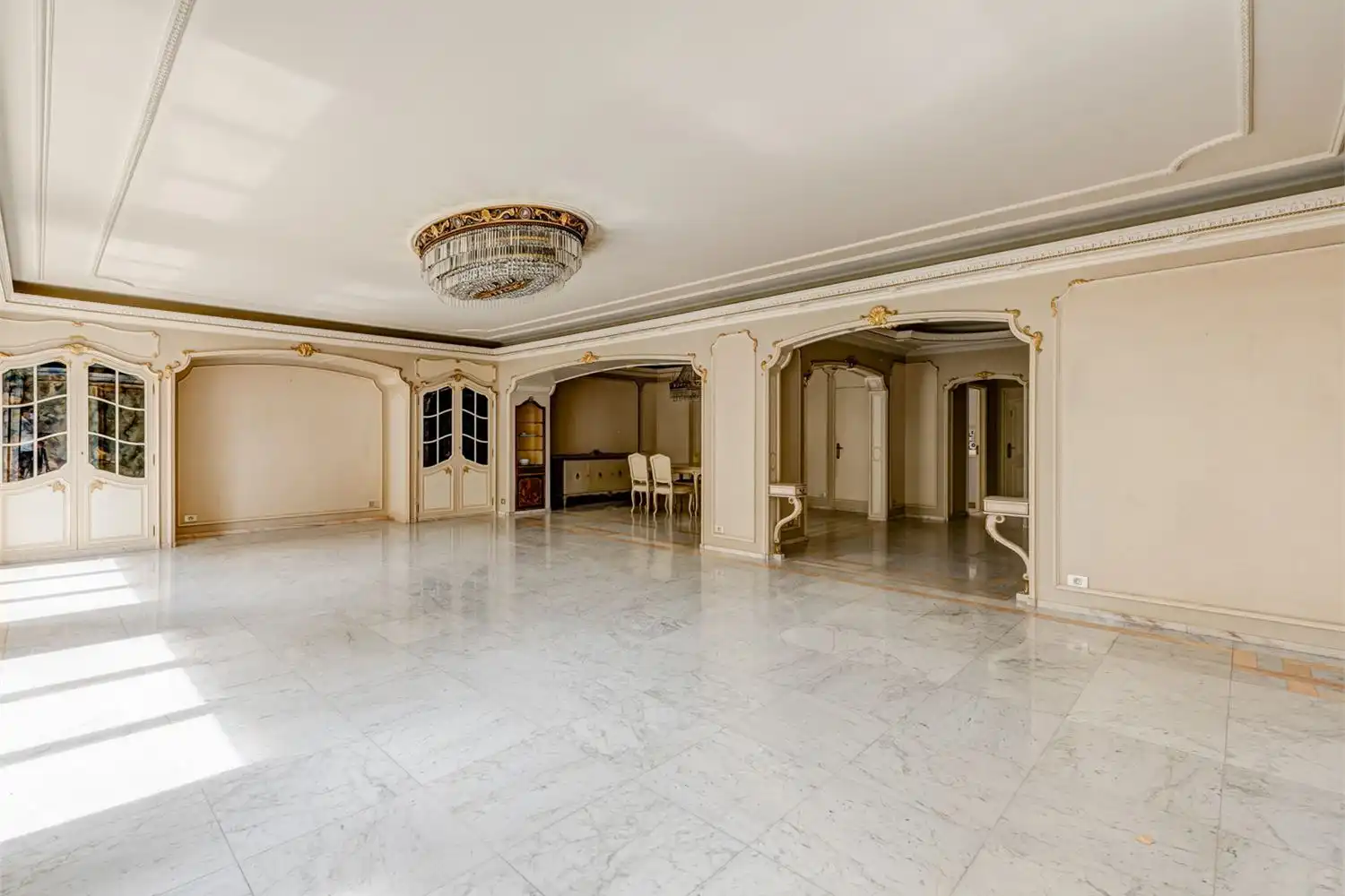 Ruim en lichtrijk 2-slaapkamerappartement (197 m²) met parkzicht en terras op toplocatie foto 3