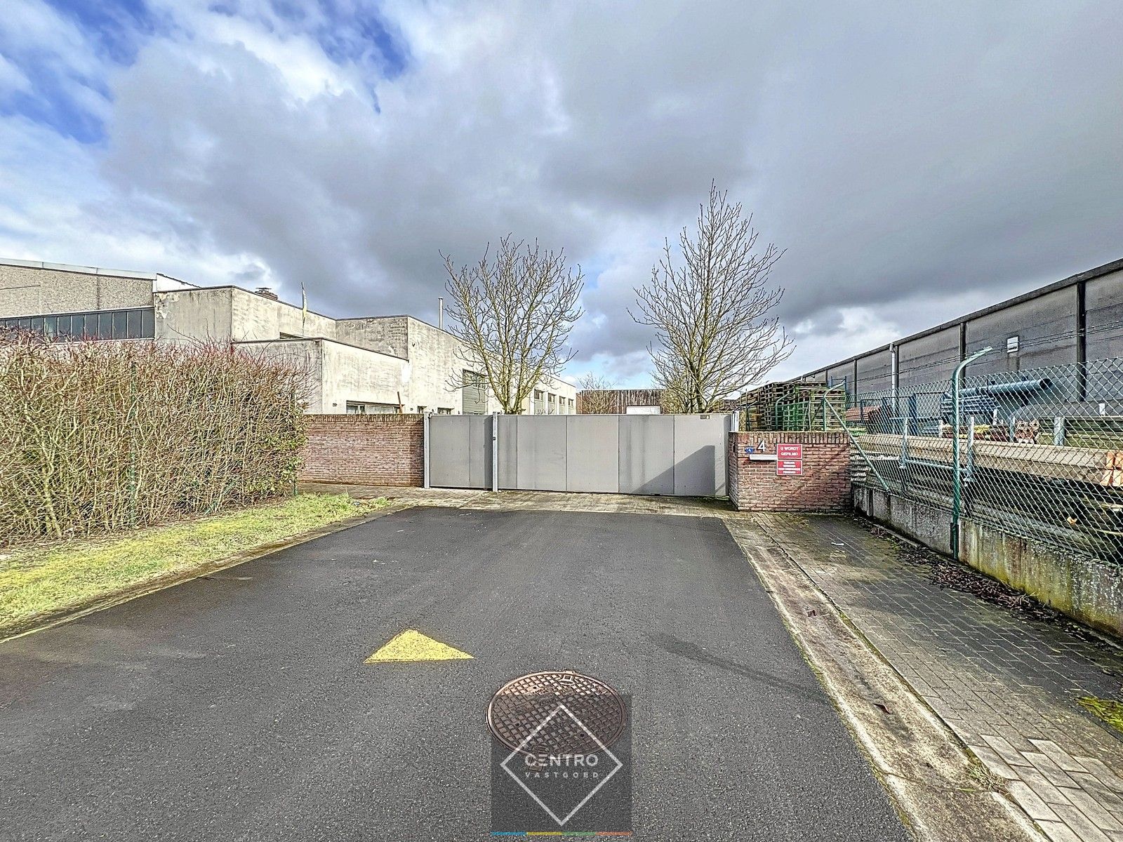 Instapklaar BEDRIJFSGEBOUW bestaande uit een geïsoleerd MAGAZIJN (± 2.935m²) met KANTOORGEBOUW (± 305m²). Ruim verhard buitenterrein én 2 rolbruggen. Op industriezone te Houthulst. foto 21