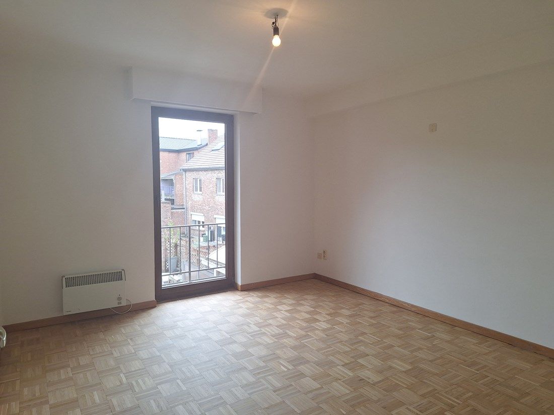 Knap gerenoveerd en perfect gelegen appartement in Genk CENTRUM met AUTOSTANDPLAATS foto 11