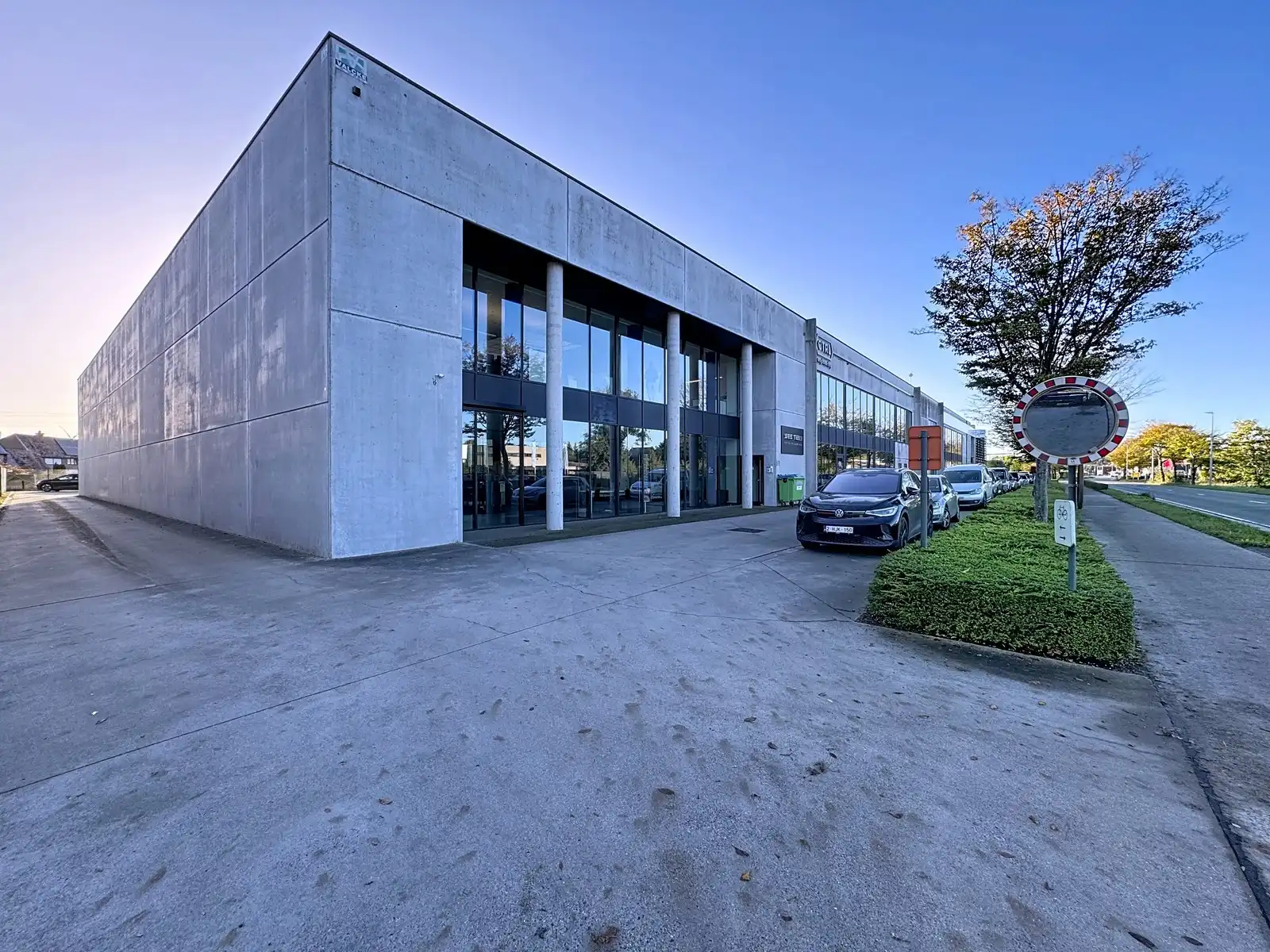 Exclusieve KANTOORRUIMTE (380 m²) met UITSTRALING op toplocatie (op 500m van autosnelwegen), voorzien van modern comfort en maximale zichtbaarheid te Loppem! foto 17
