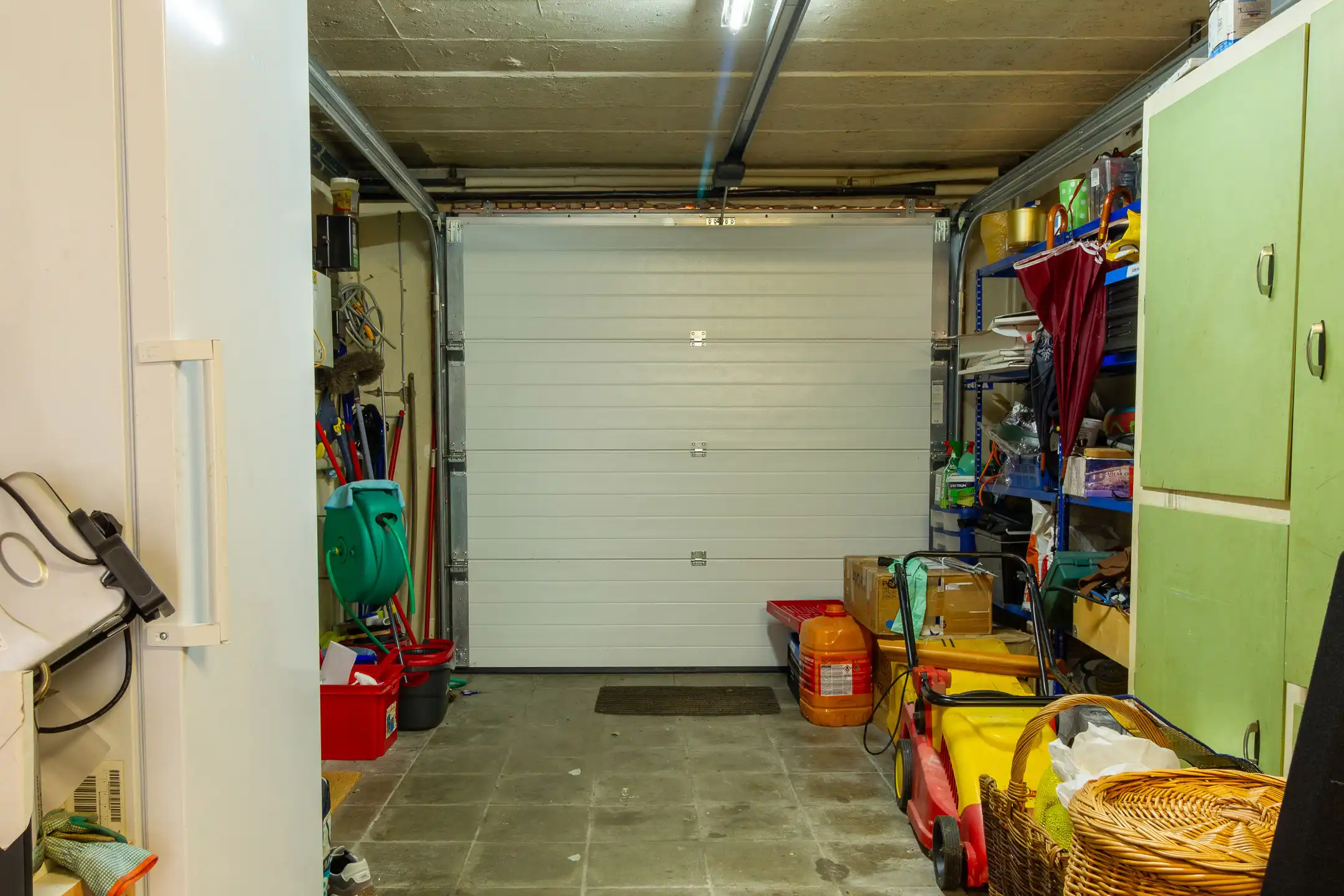 Charmante gezinswoning met potentieel, grote oprit en tuin foto 14