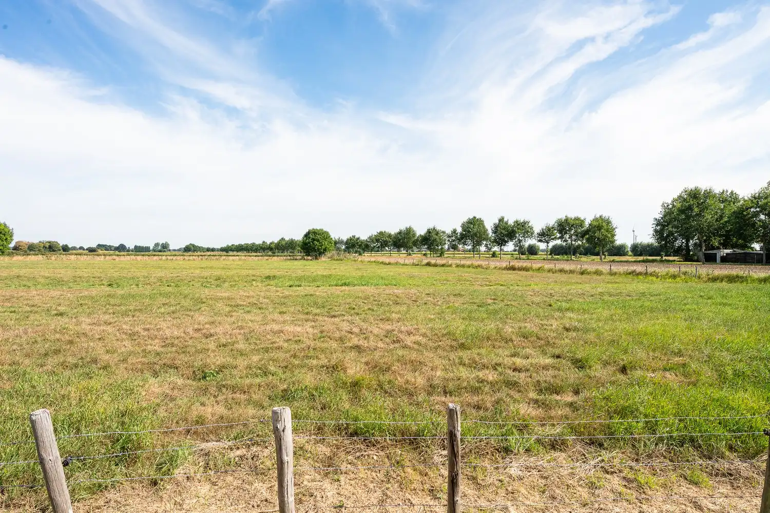 Halfopen woning met garage en ruime tuin foto 4