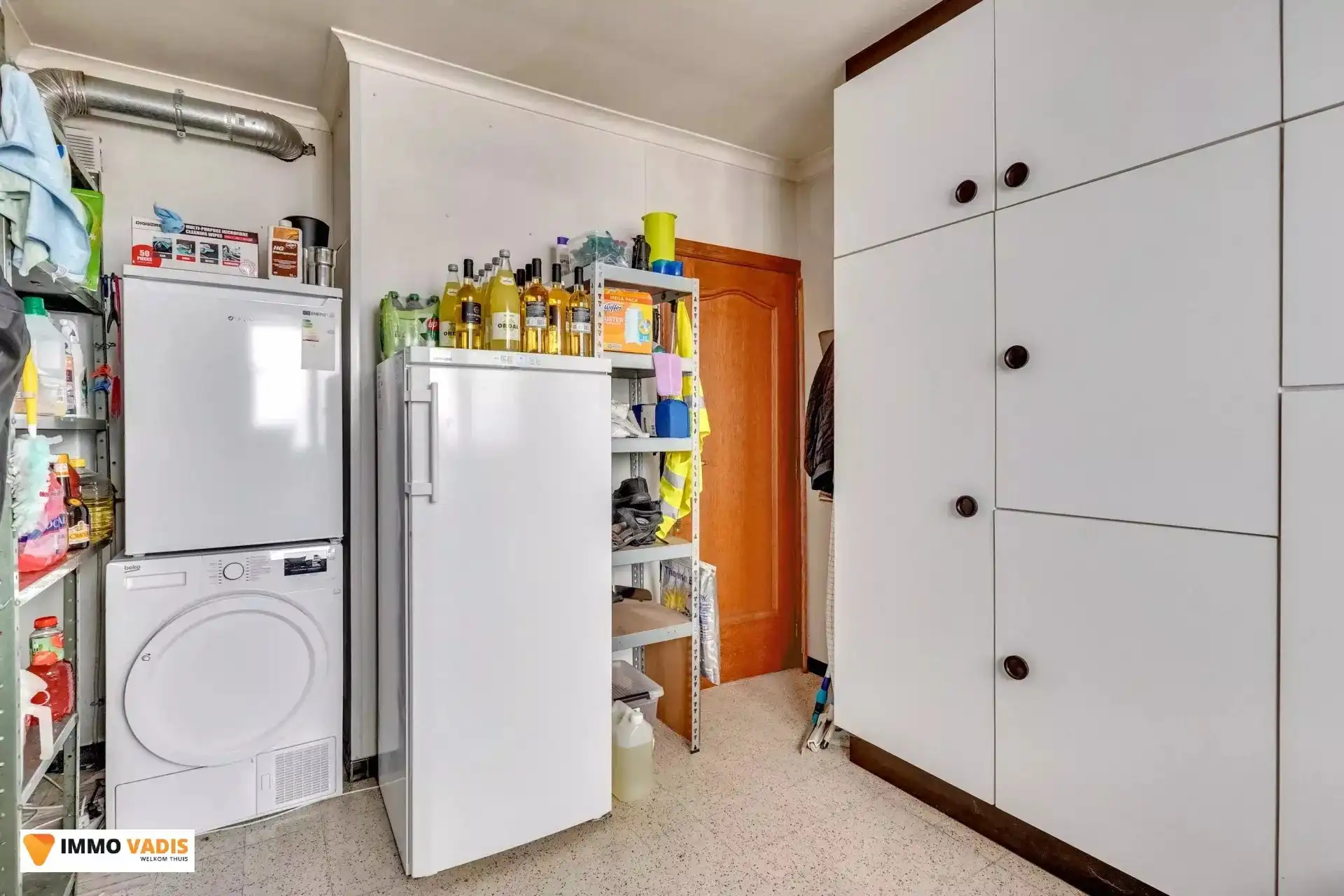 Te koop op lijfrente - Comfortabele villa met drie slaapkamers, twee garages en een magazijn. foto 12