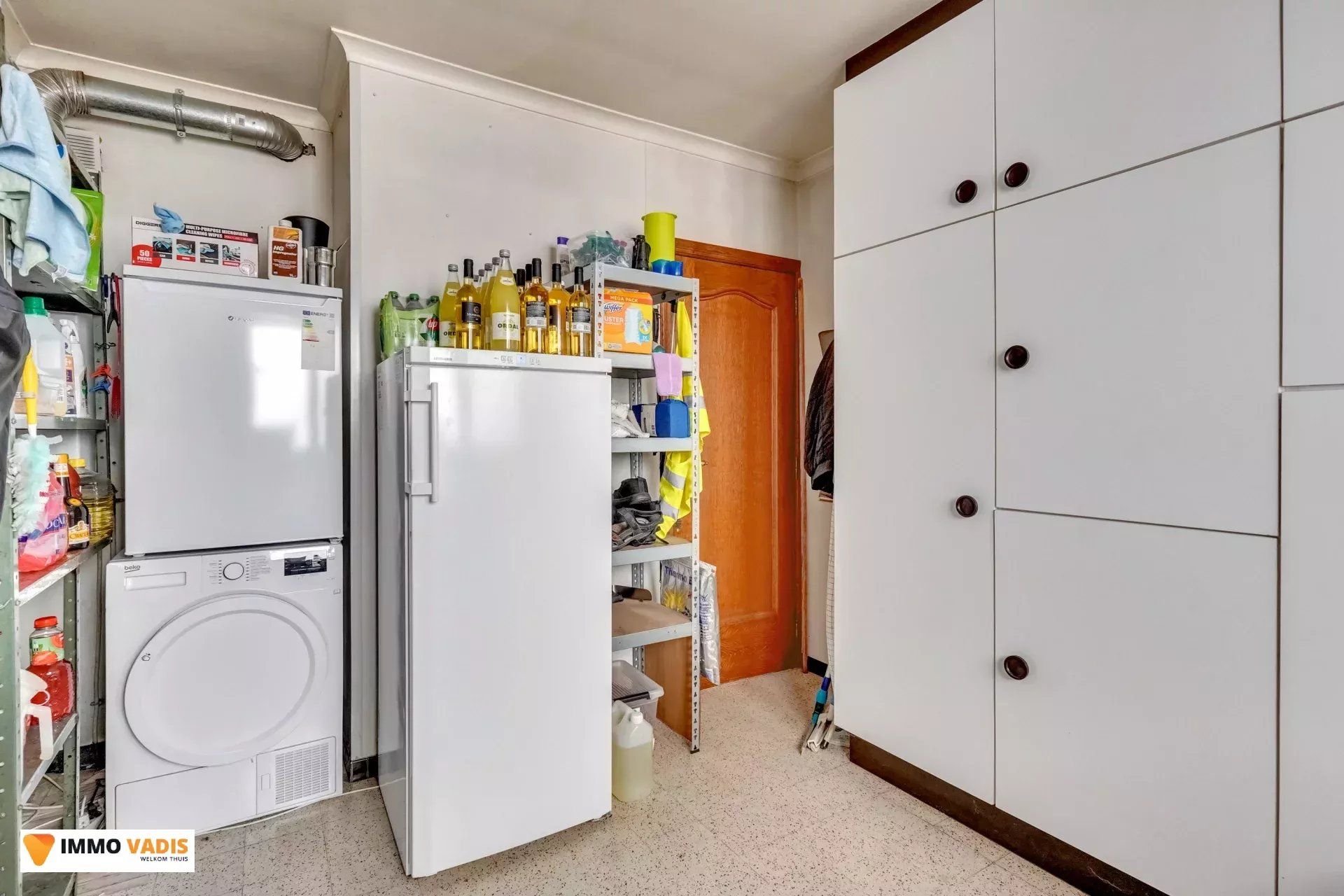 Te koop op lijfrente - Comfortabele villa met drie slaapkamers, twee garages en een magazijn. foto 12