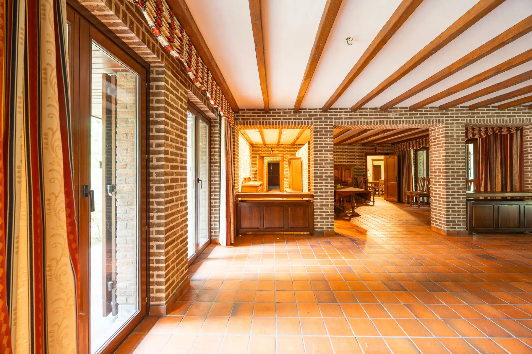 Zéér ruime villa op 3.014m² omgeven door groen foto 11