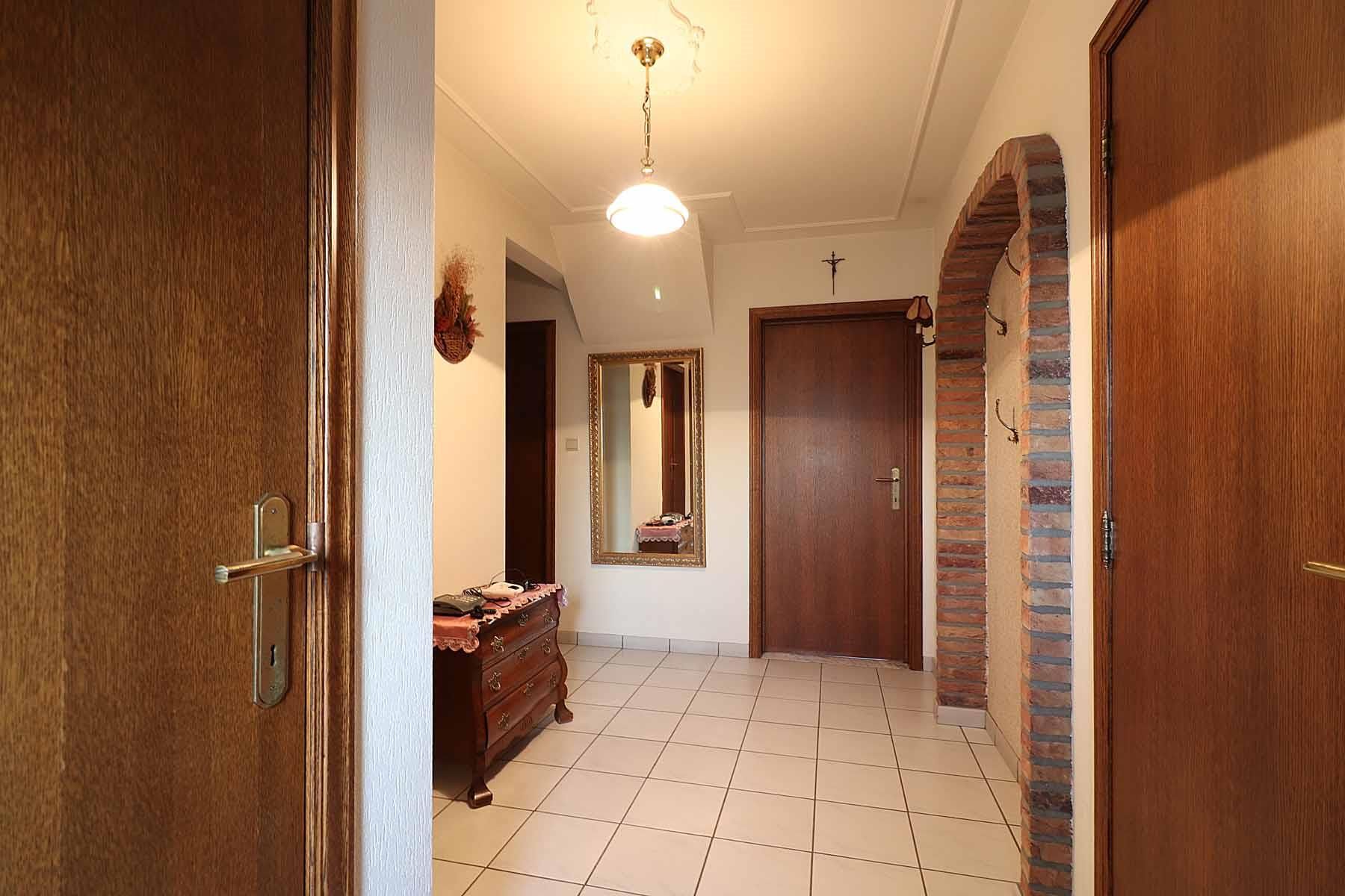 Ruime woning met 4 slpk. en garage in centrum Molenbeersel.  foto 3