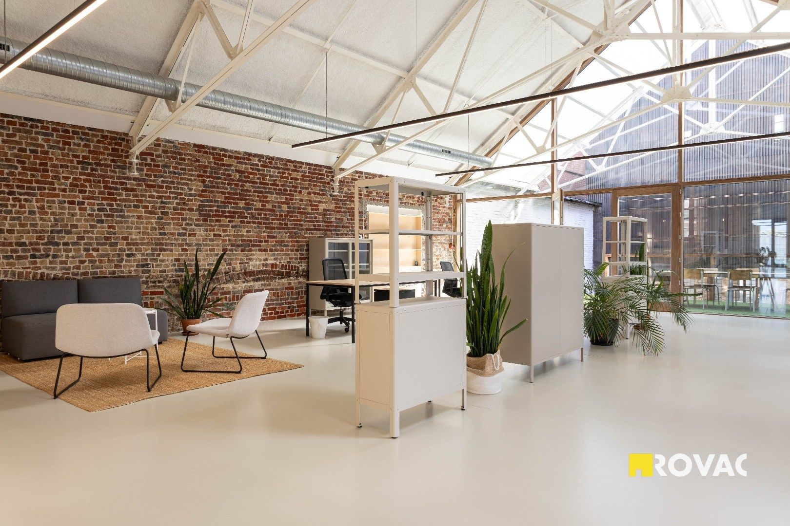 Stijlvolle en instapklare kantoorruimte met binnentuin in centrum Izegem! foto {{pictureIndex}}