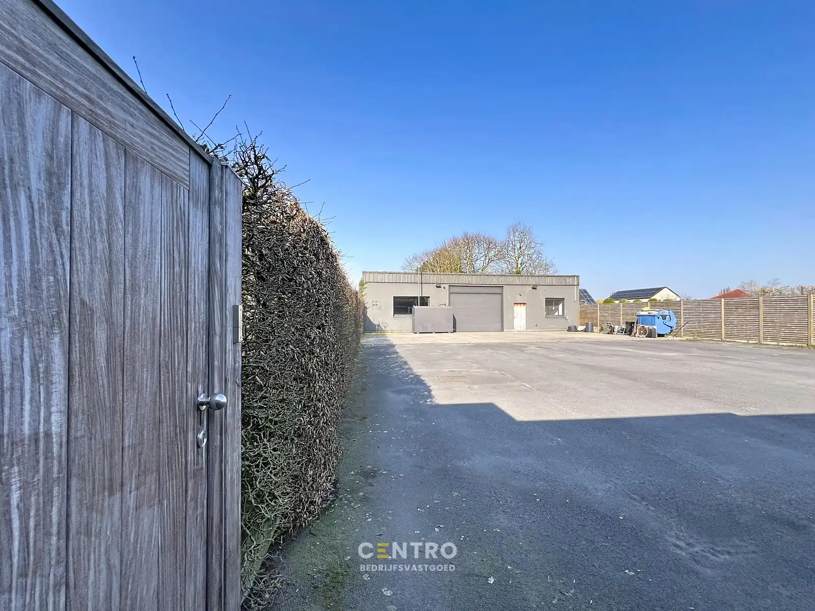 Veelzijdig handelspand met luxewoning, showroom met kantoor (kantoor, winkel, vrij beroep,...), magazijnen en garages. foto 36