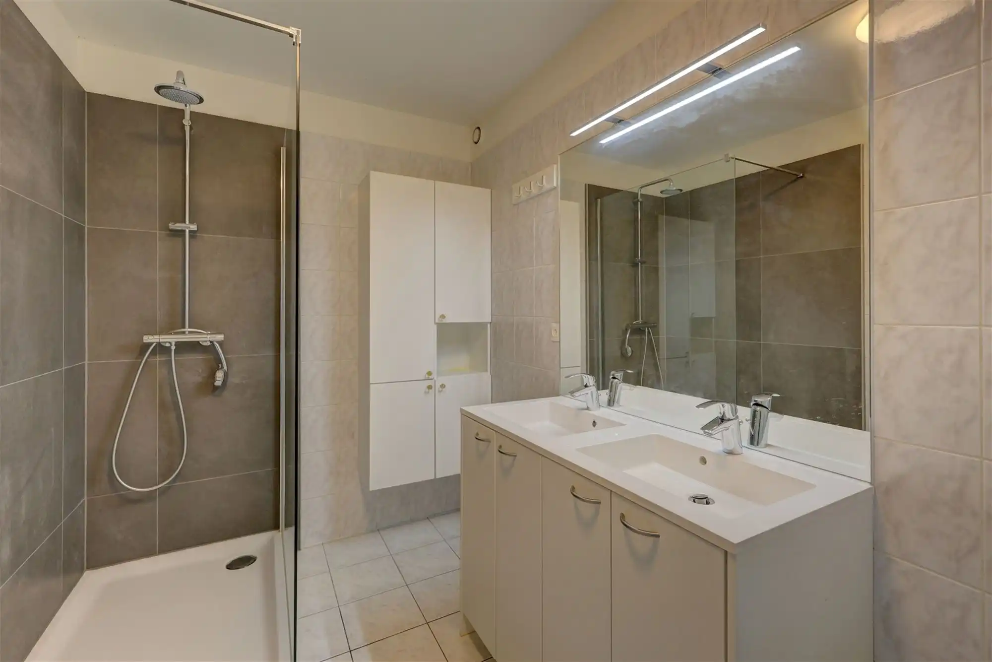 Instapklaar 2-slaapkamerappartement met leuk terras te Linkeroever foto 5