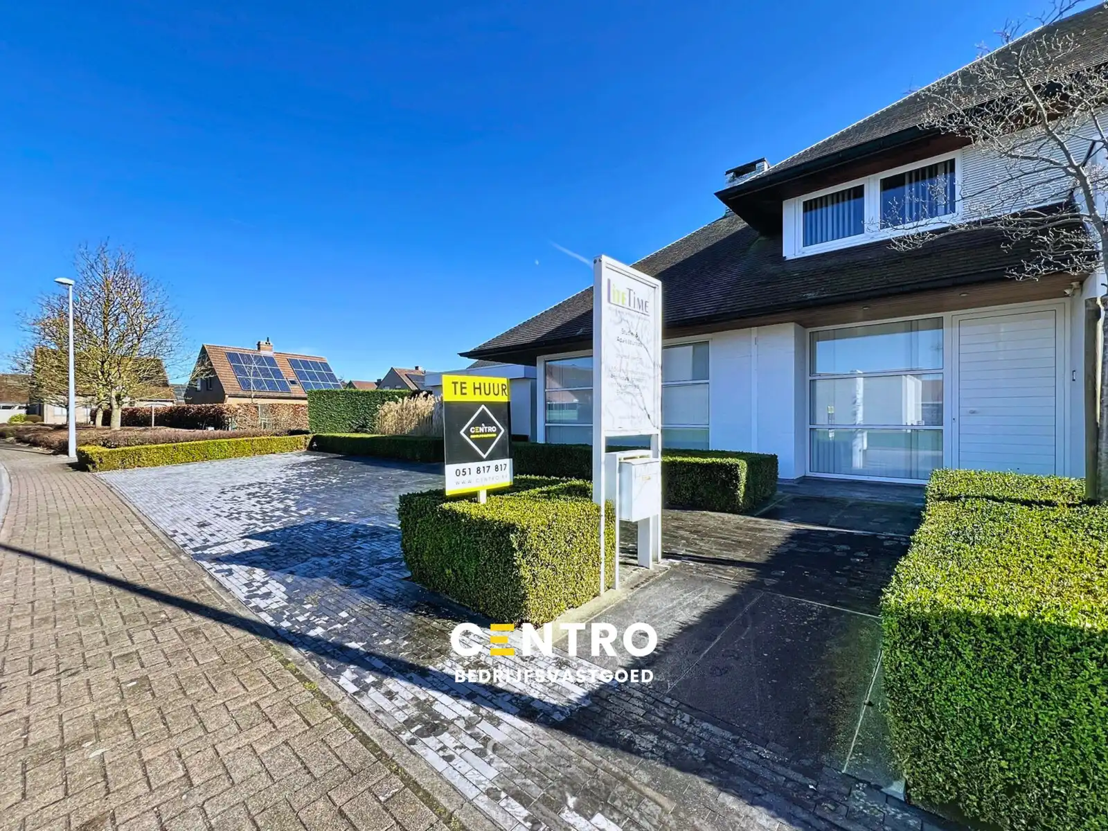 Instapklare, gemeubileerde KANTOORRUIMTE TE HUUR met 5 private parkeerplaatsen voor de deur. Op strategische ligging te Roeselare! foto {{pictureIndex}}