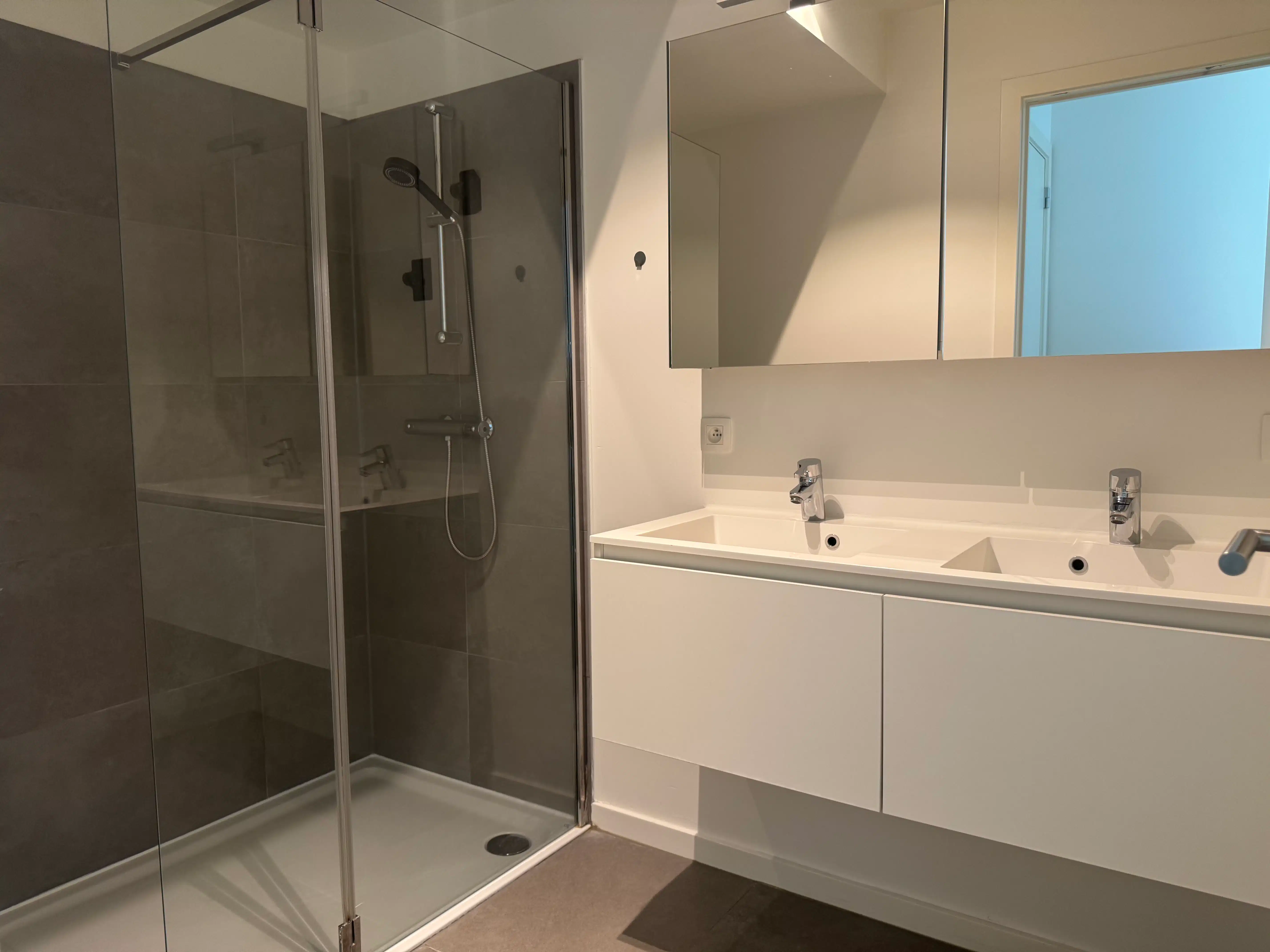 Ruim 2-slaapkamer appartement nabij centrum Genk foto 14