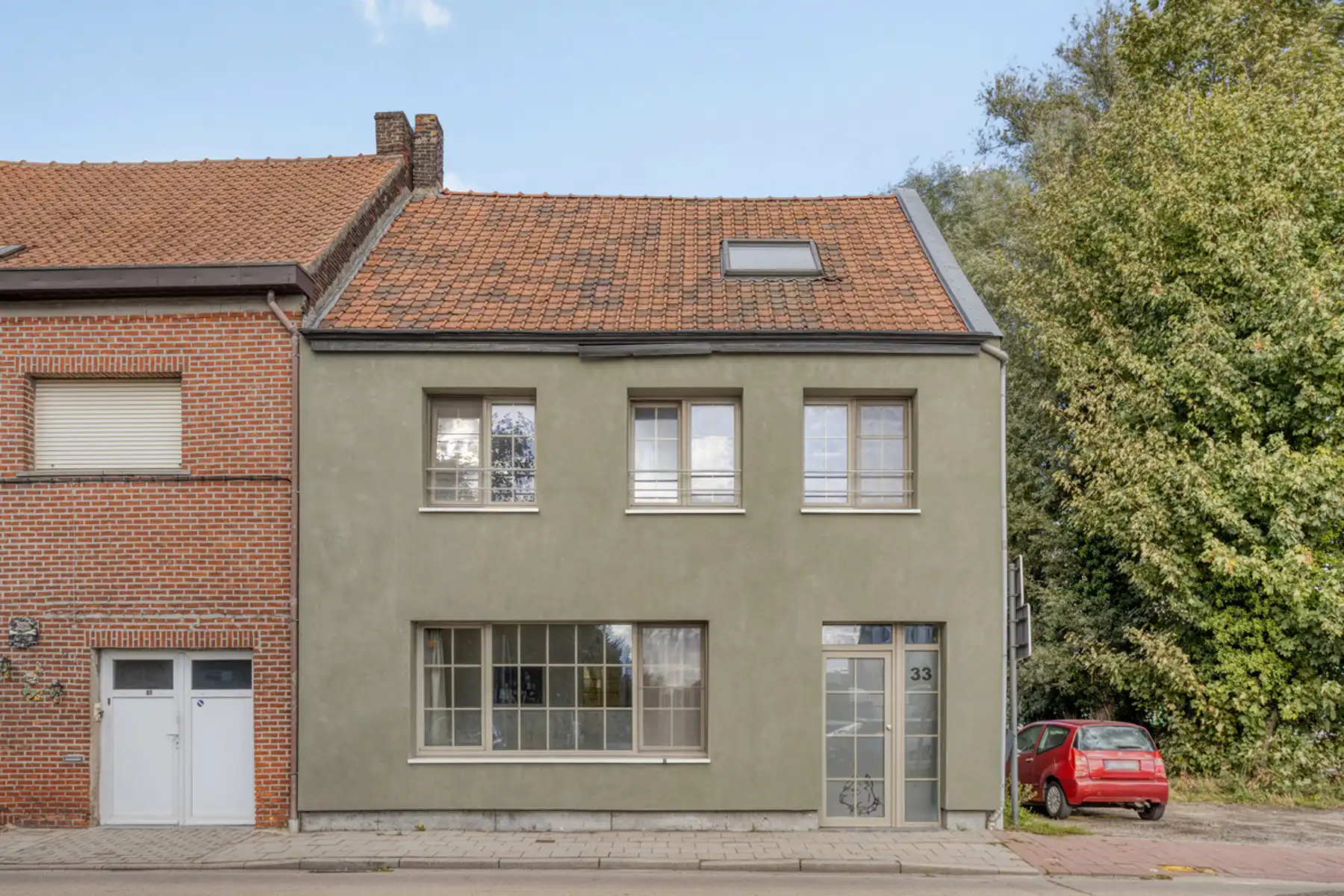 Ruime halfopen bebouwing op een strategische locatie. foto {{pictureIndex}}