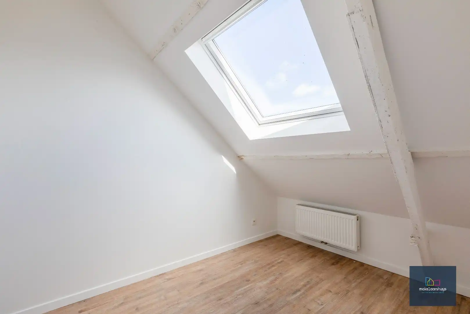 Instapklare gerenoveerde woning in rij met terras, tuin en garagebox foto 17