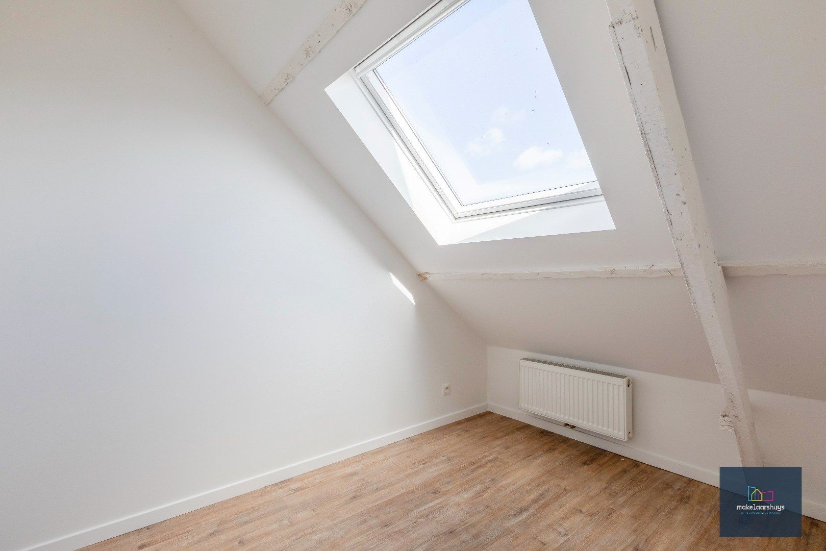 Instapklare gerenoveerde woning in rij met terras, tuin en garagebox foto 17