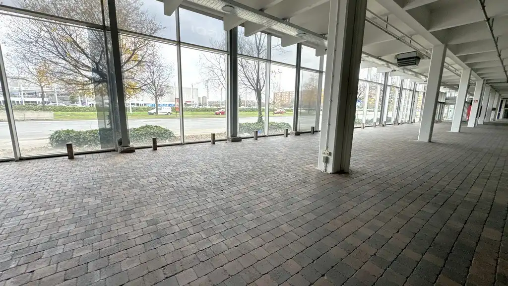 Magazijn met showroom te huur op commerciële site in haven Antwerpen foto 5