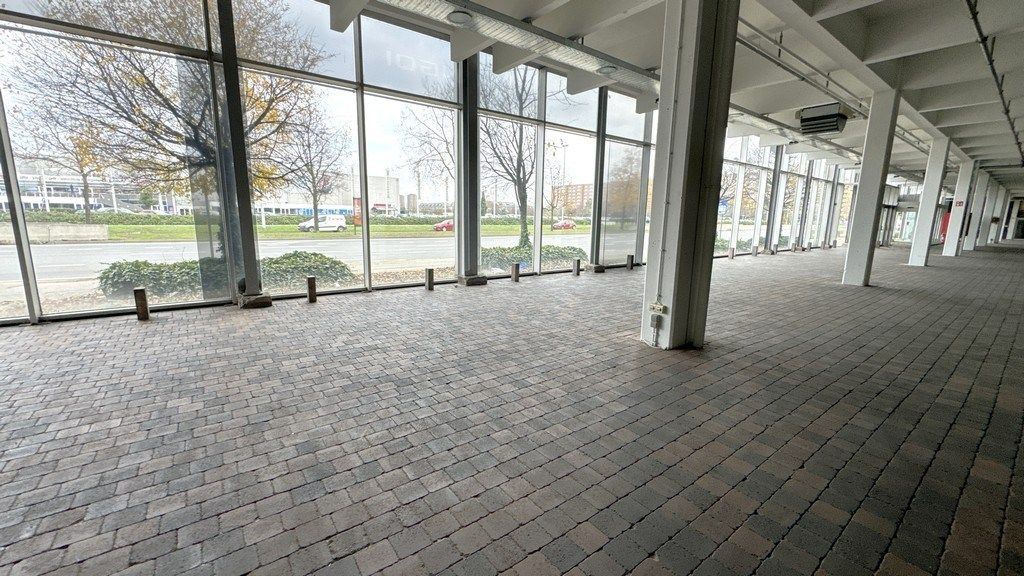 Magazijn met showroom te huur op commerciële site in haven Antwerpen foto 5