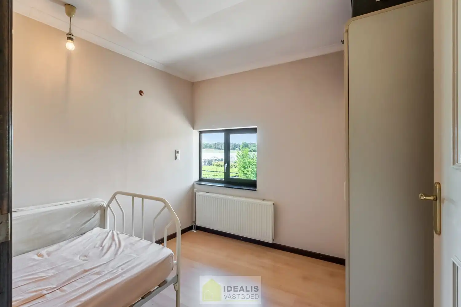 OP TE FRISSEN GEZINSWONING MET LICHTRIJKE LEEFRUIMTE EN AANSLUITEND RUIME KEUKEN, BERGING, BADKAMER VOORZIEN VAN DOUCHE EN BAD EN 3 SLAAPKAMERS OP EEN PERCEEL VAN 5A 37A - Deze woning omvat +-158m² bewoonbare oppervlakte verdeeld over een lichtrijke woonkamer met aansluitend een ruime keuken, berging, badkamer voorzien van douche en bad en 3 slaapkamers. De woning is gelegen op een aangenaam perceel van 5a 37ca vlakbij het centrum van Opitter (Bree), op fietsafstand van winkels, horeca en scholen,… Zeer geschikt voor kandidaten op zoek naar een op te frissen woning met karakter die ruimte en rust biedt doch dicht bij allerlei faciliteiten is gelegen. foto 20