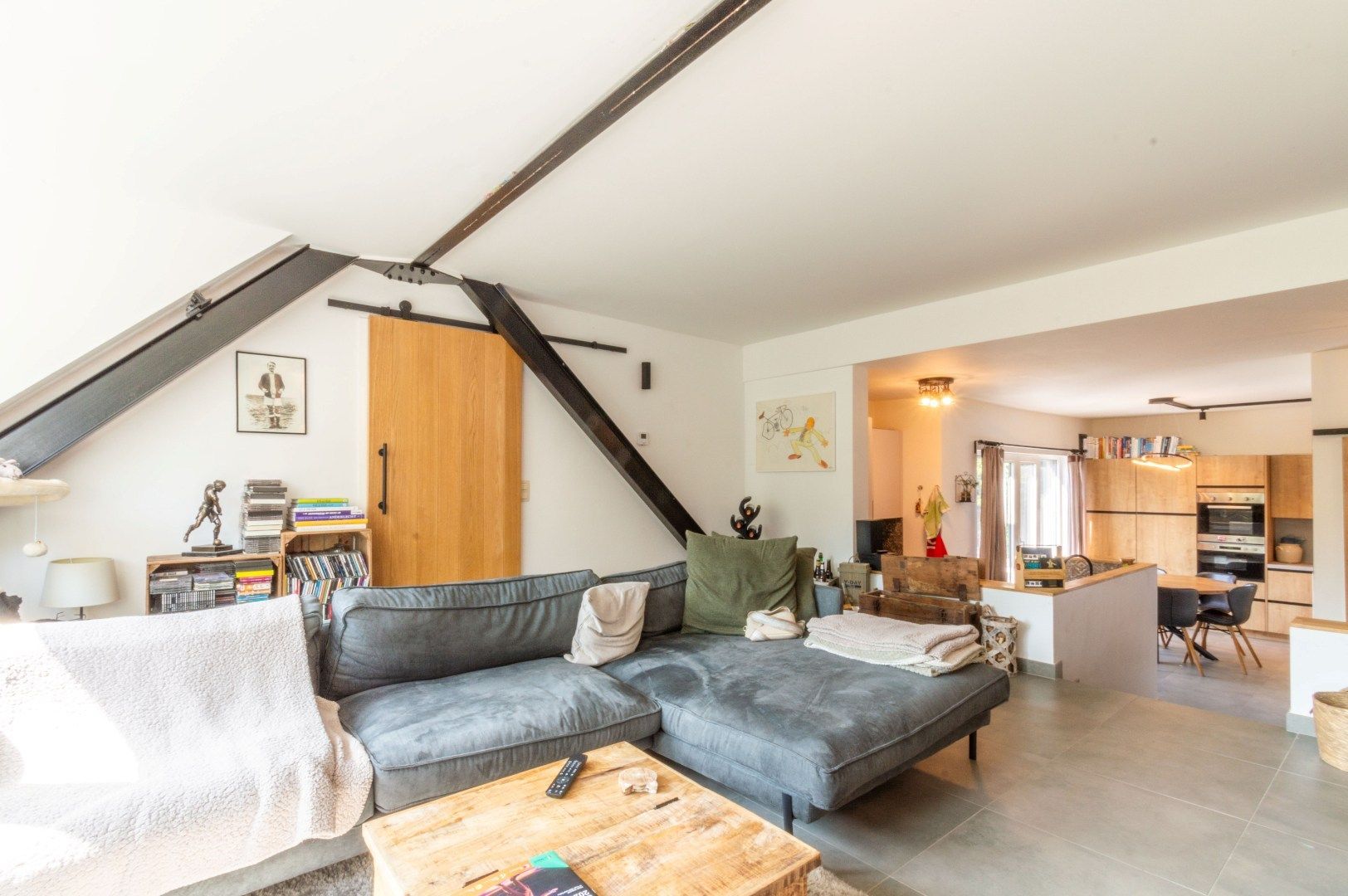 Hoofdfoto van de publicatie: INSTAPKLAAR APP MET 1 SLP + BUREAU & GARAGEBOX !