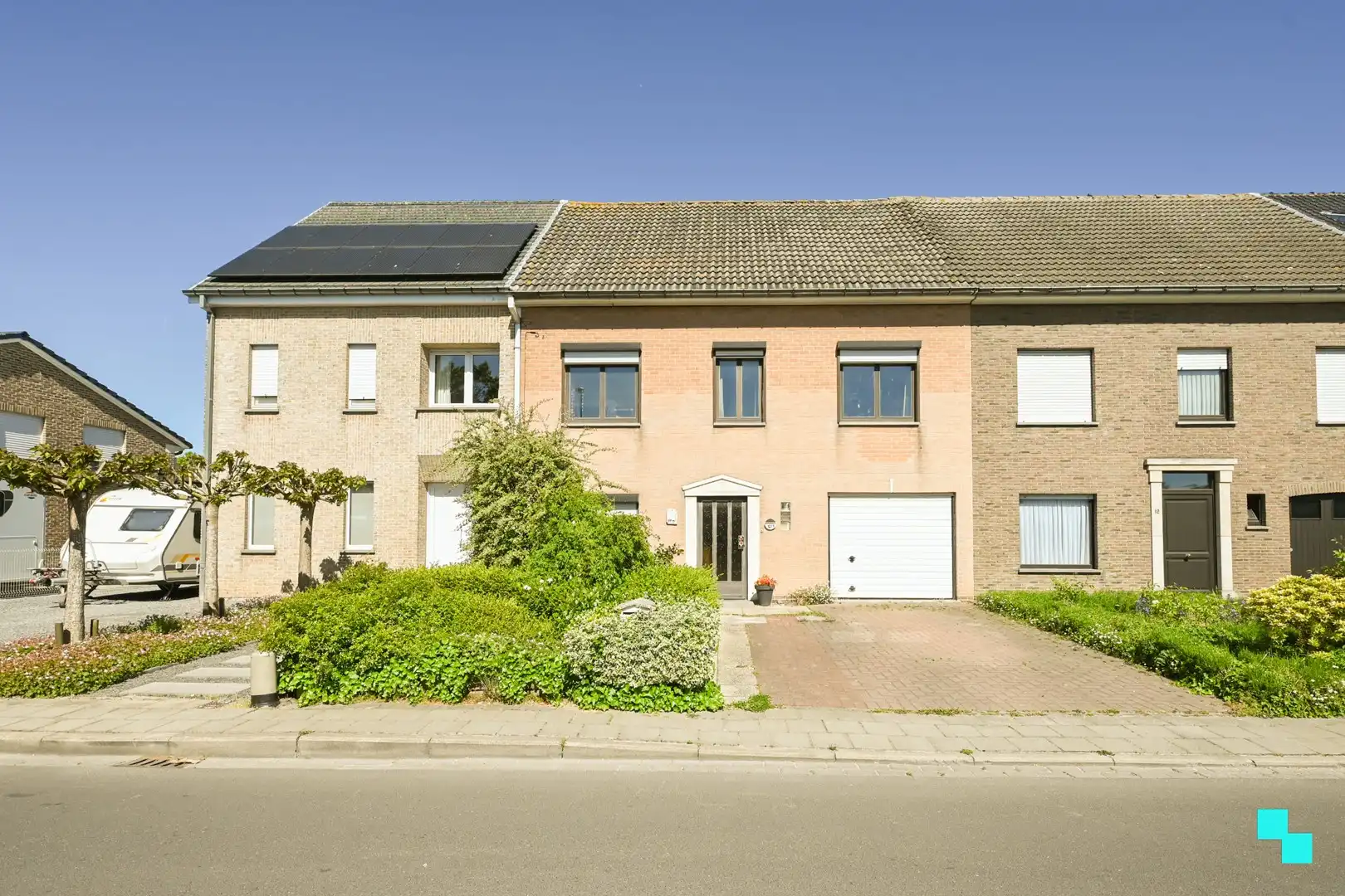 Te renoveren eengezinswoning met vier slaapkamers en ruime tuin foto 3