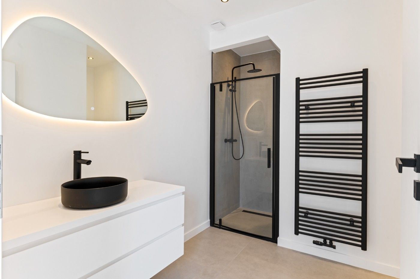 Prachtig gerenoveerde woning met 3 slpk., oprit en toffe tuin foto 13