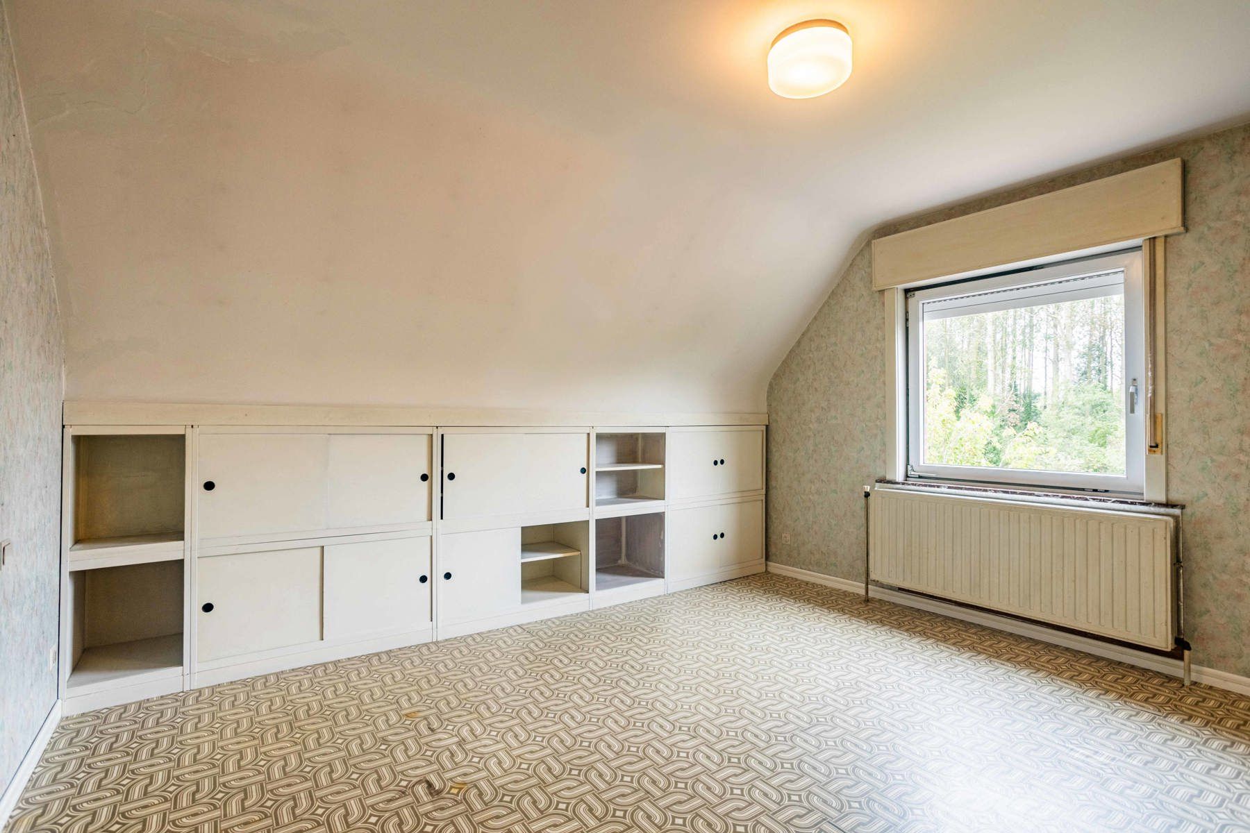 Ruime gezinswoning met 5 SLPK en bureau foto 24