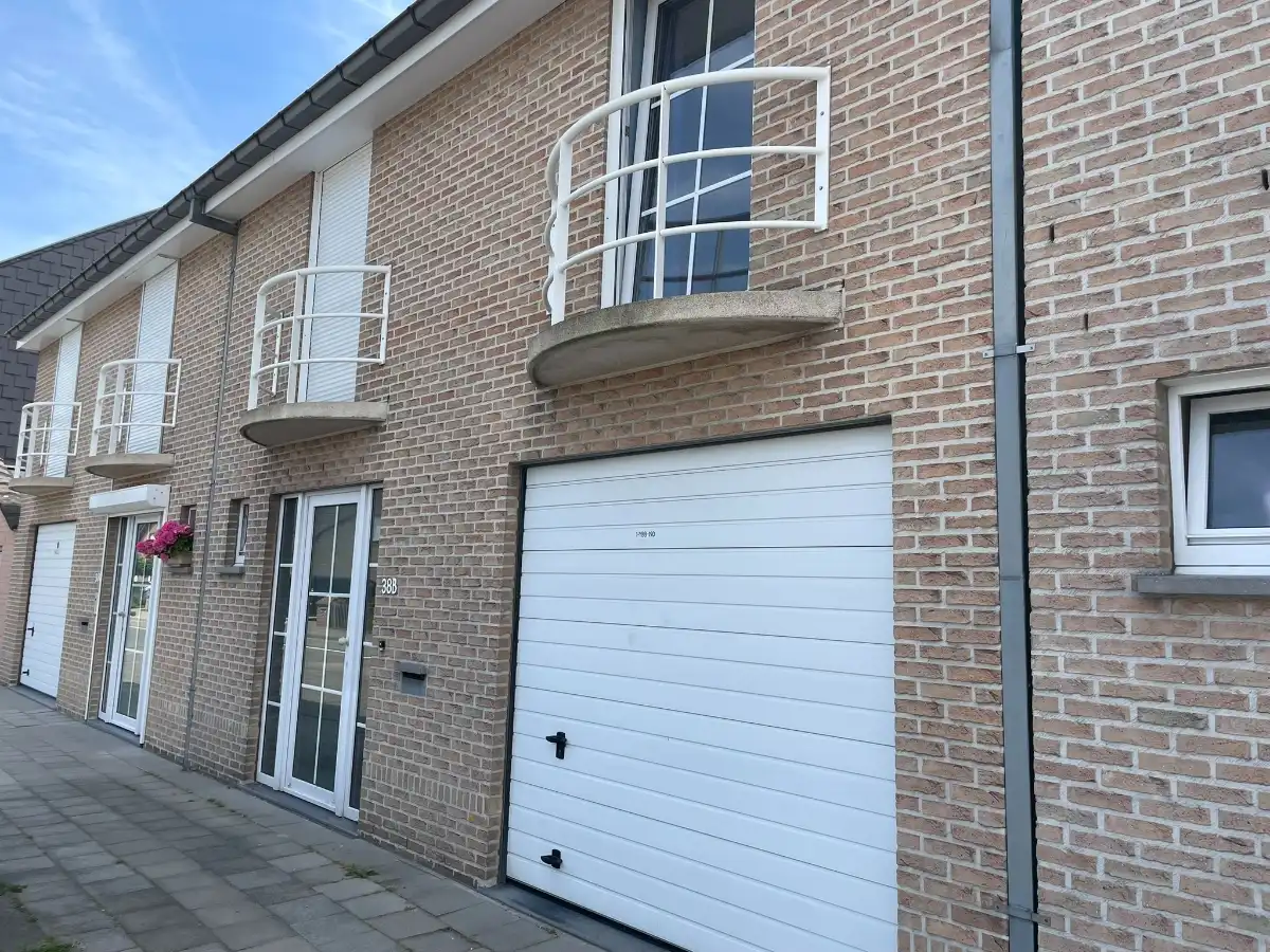 EENGEZINSWONING + tuin & garage foto {{pictureIndex}}