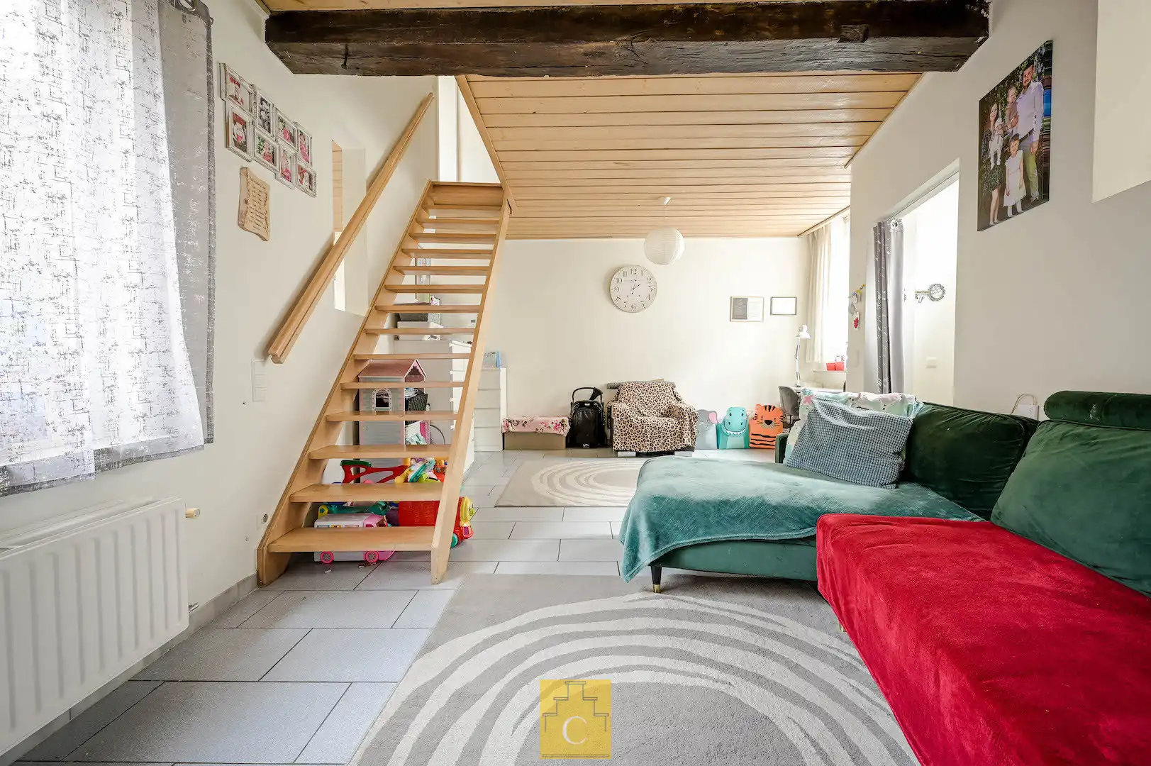 Brugs huis in de schaduw van Jeruzalemkerk, authentieke 16e-17e eeuwse gevel foto 9