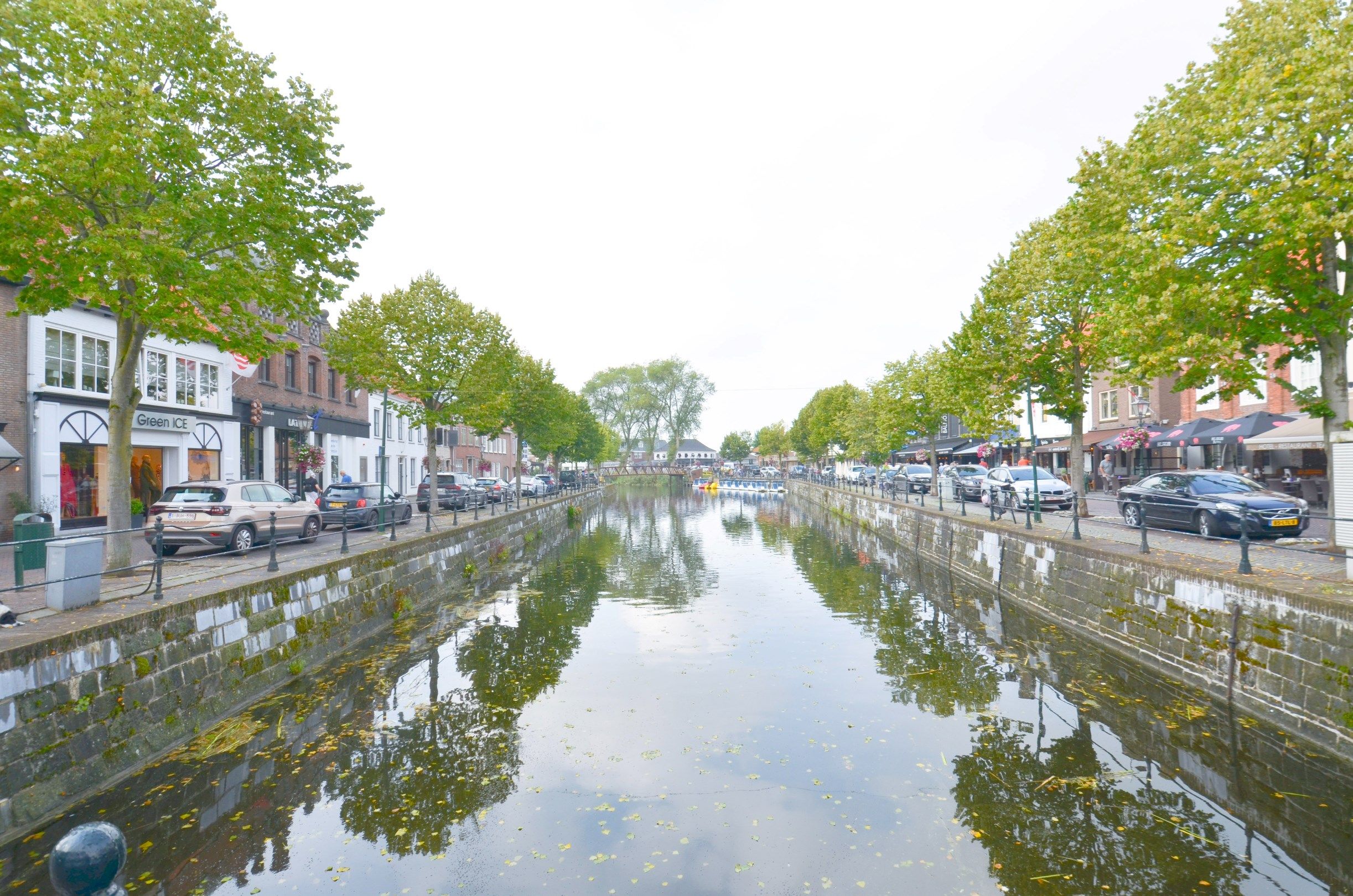 Uitstekend gelegen toprestaurant met een zonnig terras en woonst gelegen aan de Damse Vaart te Sluis.  foto 2