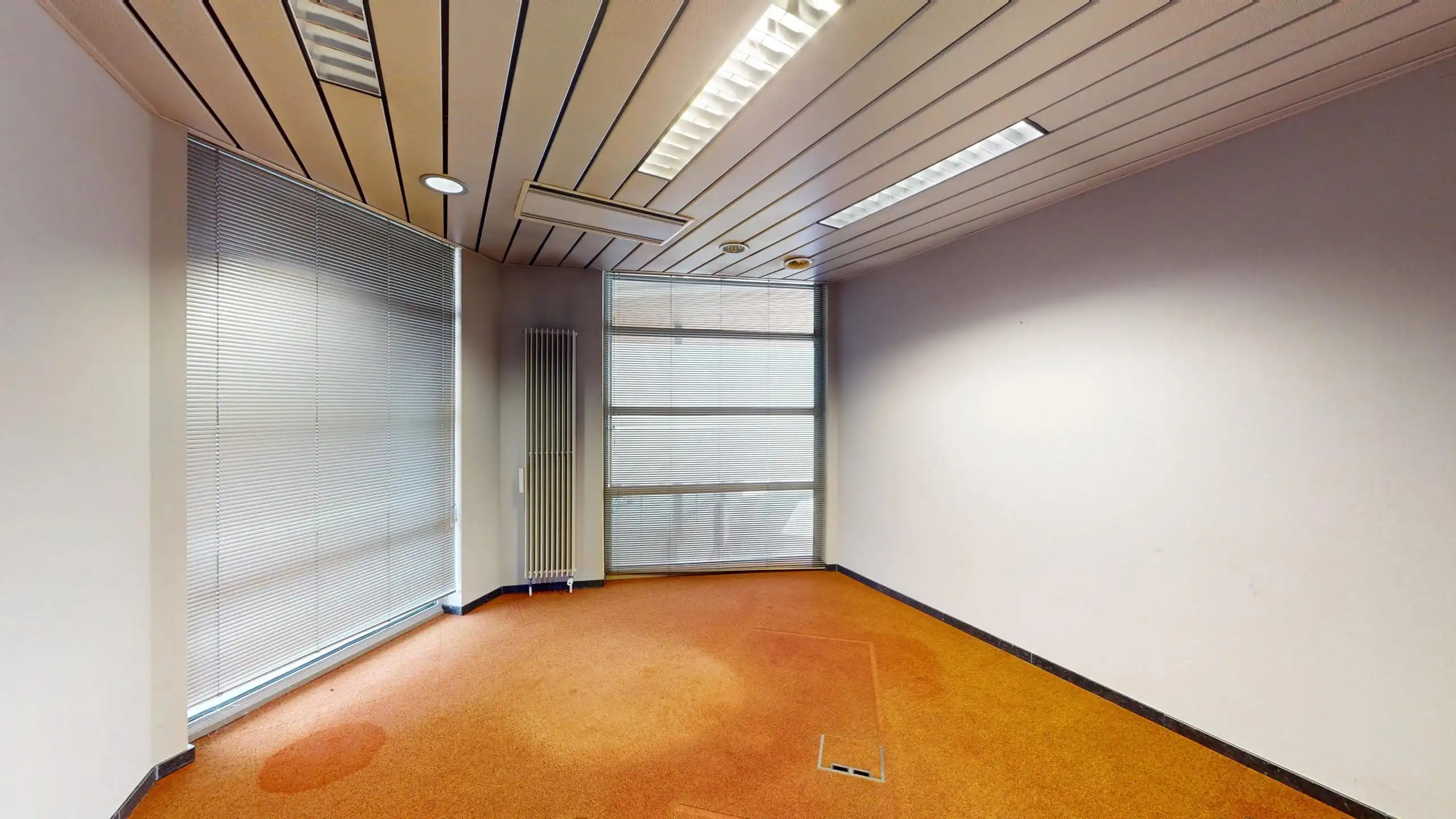 Zeer ruim kantoor op commerciële locatie in centrum Beringen foto 25