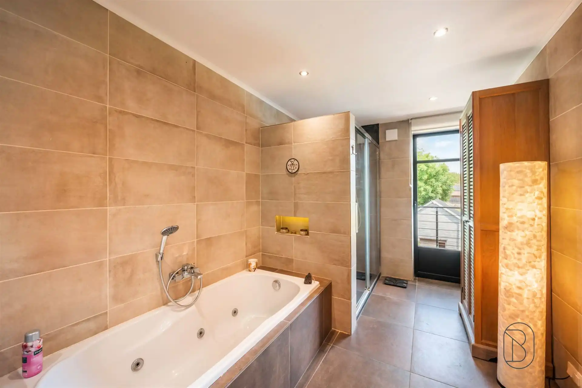 Ruime karakterwoning met 4 slk, grote tuin en charme. foto 19