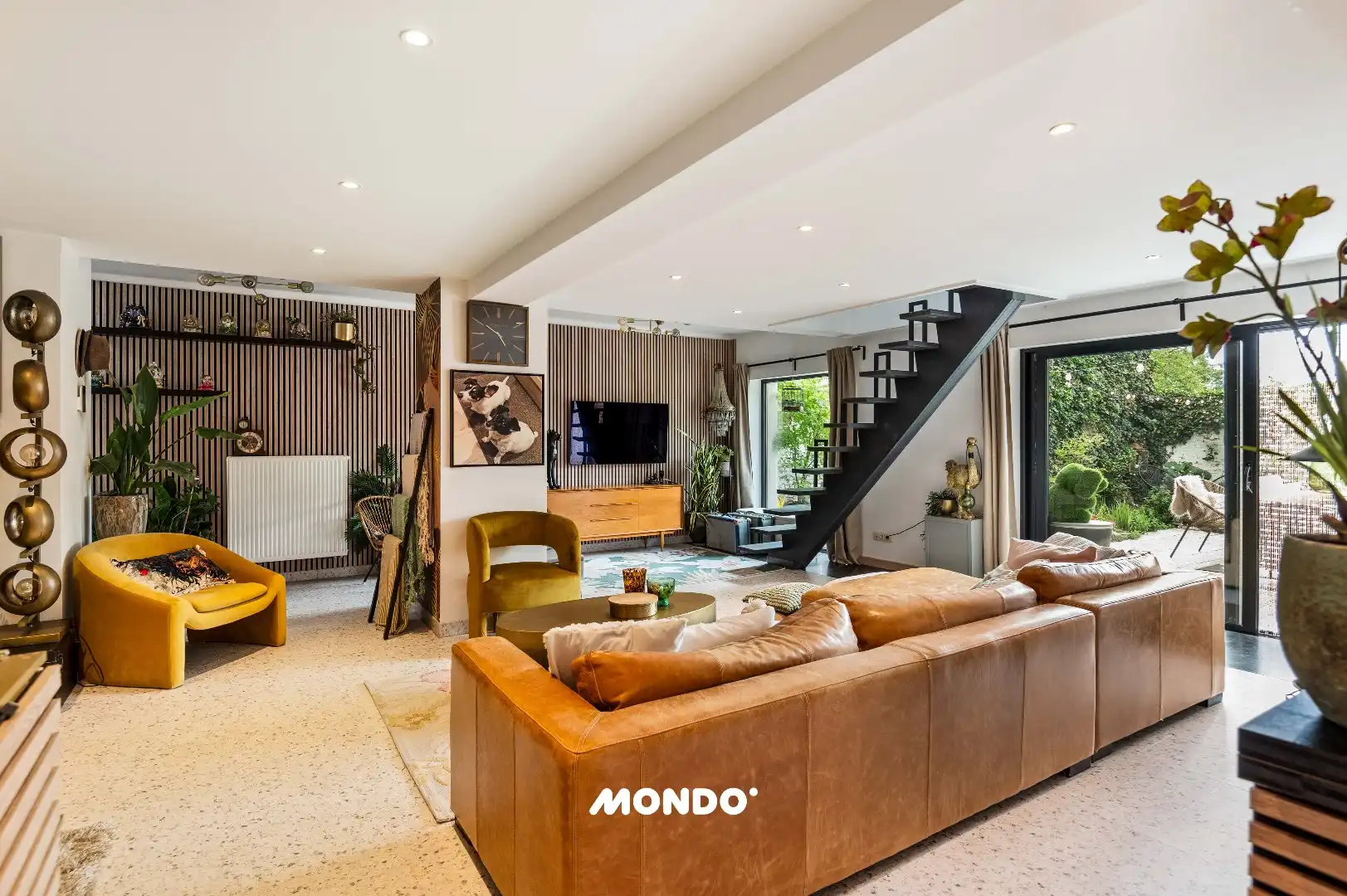 Ruime handelswoning met 2 handelsruimtes, 4 slaapkamers, garage, terras en zonnige tuin. foto 6