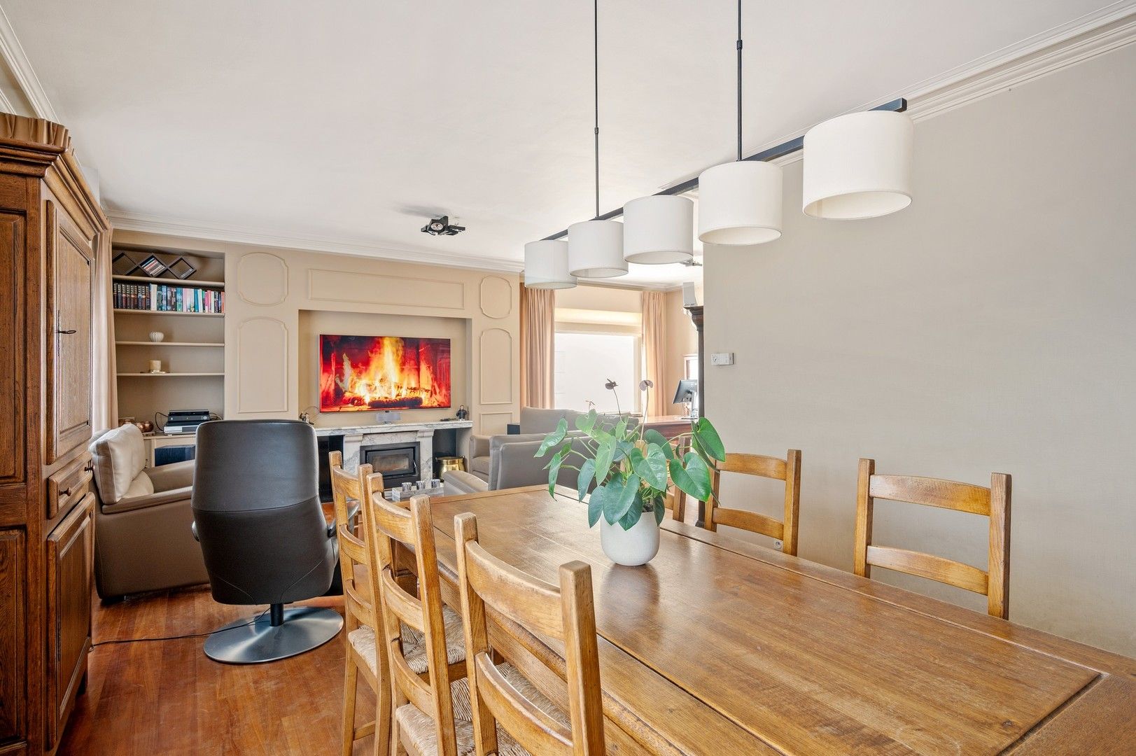 Unieke eigendom met vrijstaande woning met kantoor, loods en een grote dubbele garage foto 3