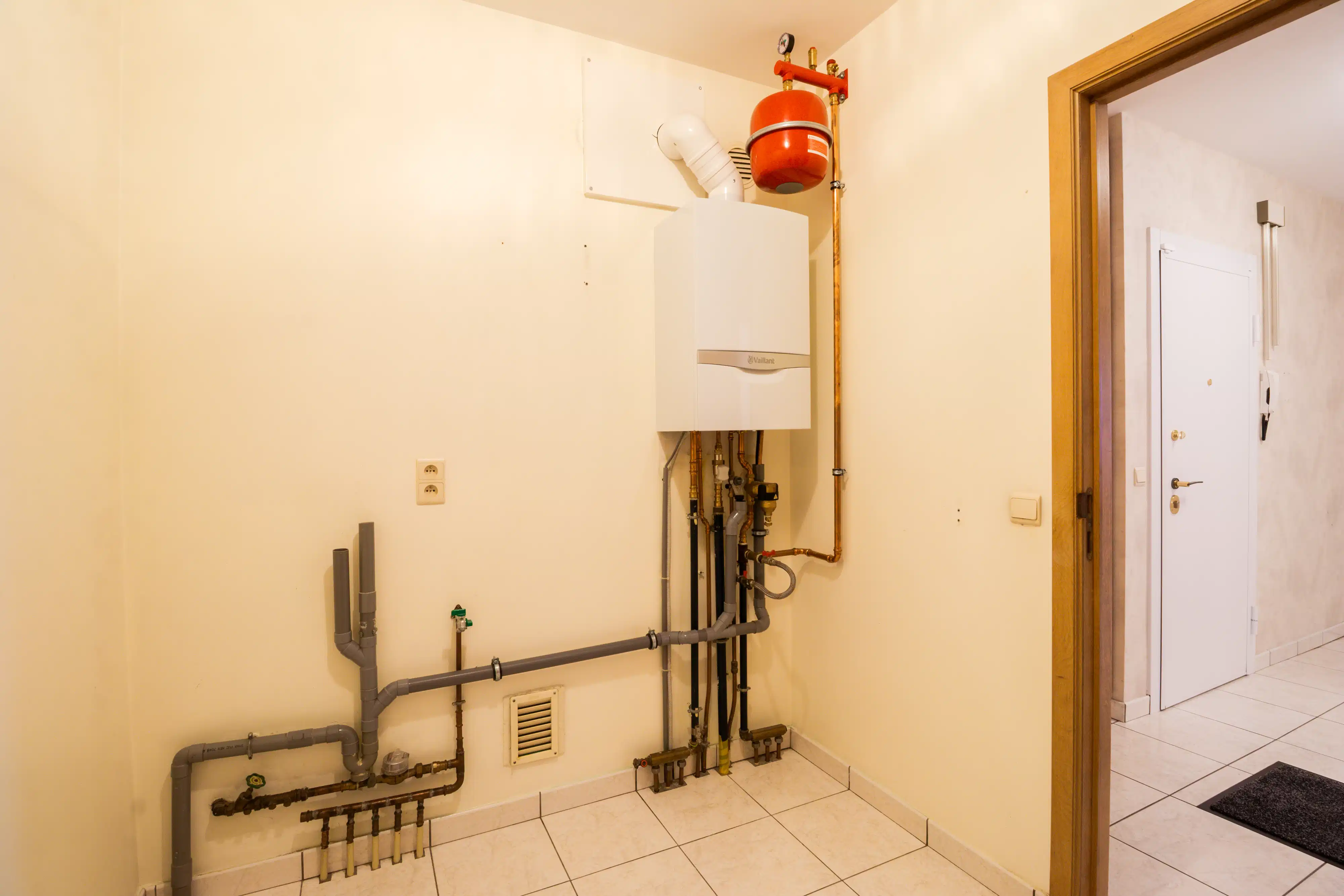 Instapklaar appartement met extra kamer, terras en garagebox foto 7