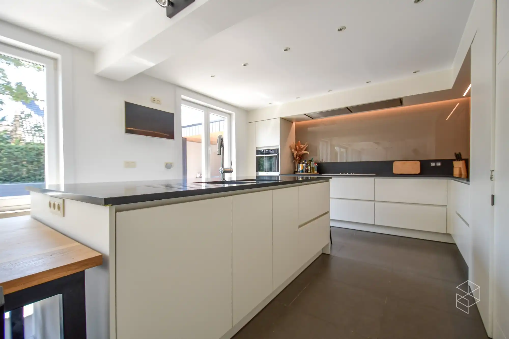 GROTE (254m²) instapklare gezinswoning met 4 slaapkamers, zwembad en poolhouse foto 10