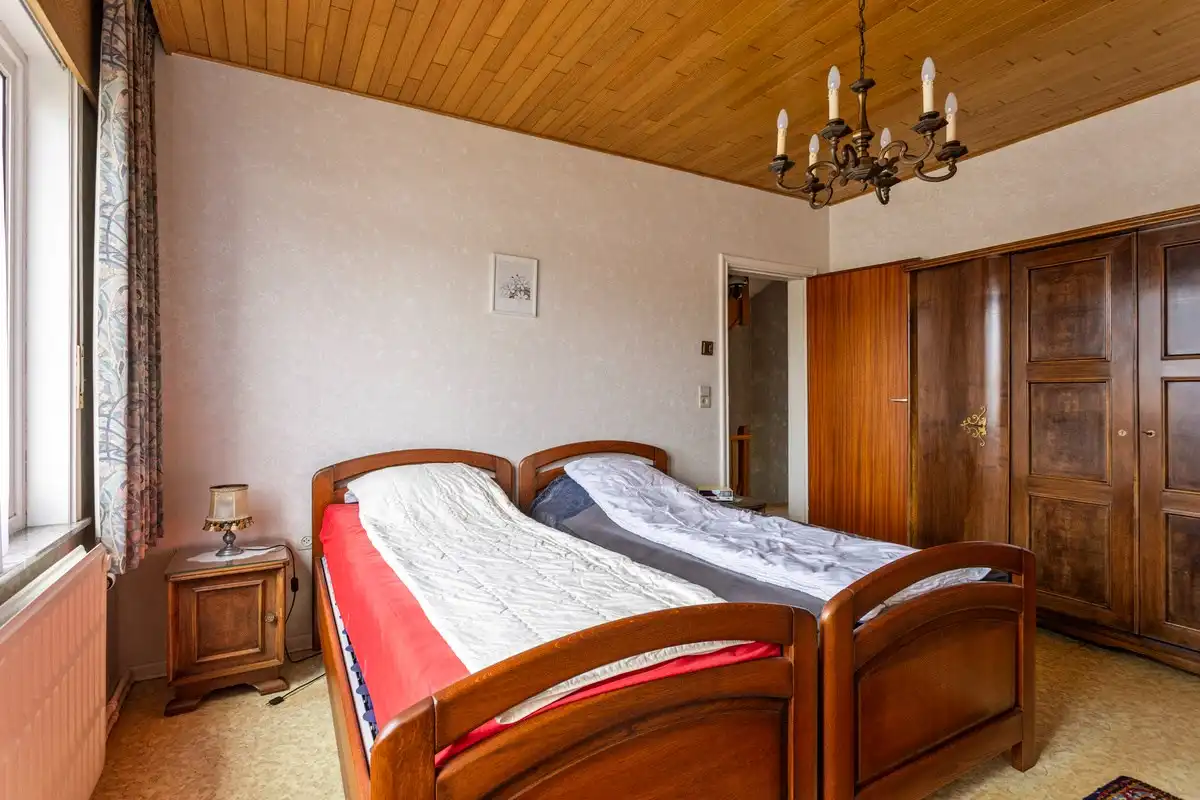 Woning met 5 slaapkamers en grote tuin. foto 21