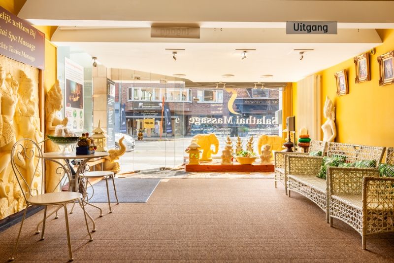 Zeer ruim en groot commercieel handelspand in hartje Brasschaat! foto {{pictureIndex}}