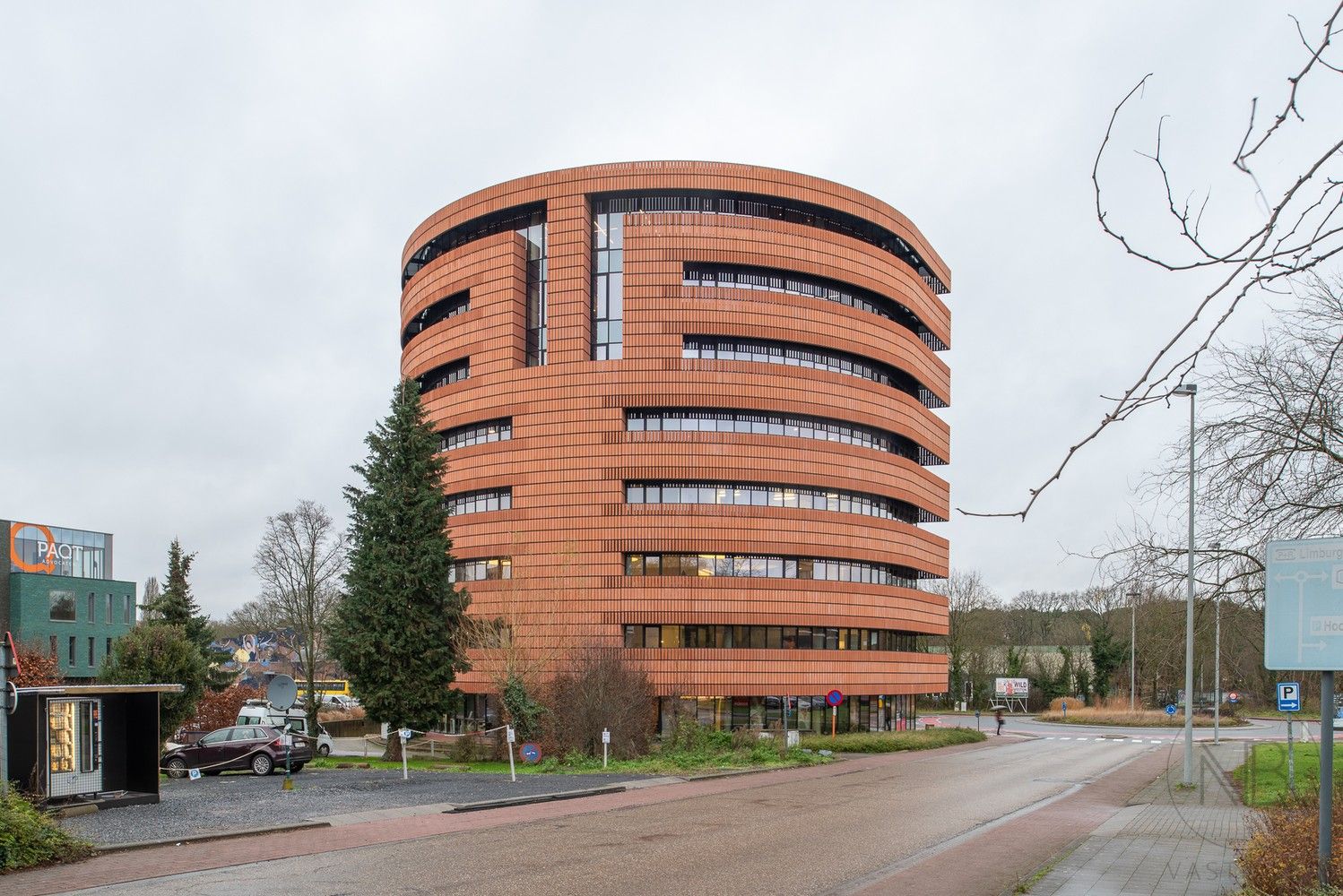 Volledig ingerichte en verhuurde kantoorverdieping in het zakelijke centrum van Genk (Botta-gebouw) foto 4