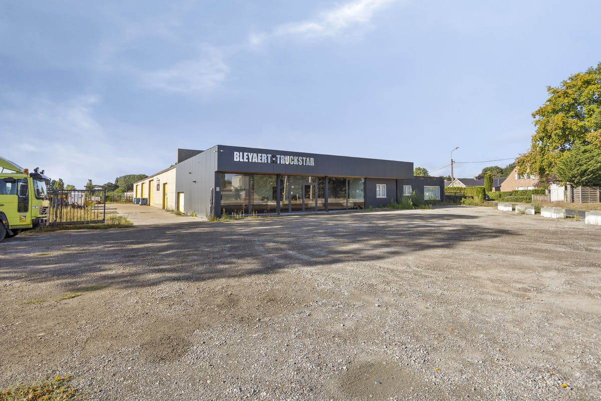 Magazijn met woonst en burelen in Adegem (Maldegem) foto {{pictureIndex}}
