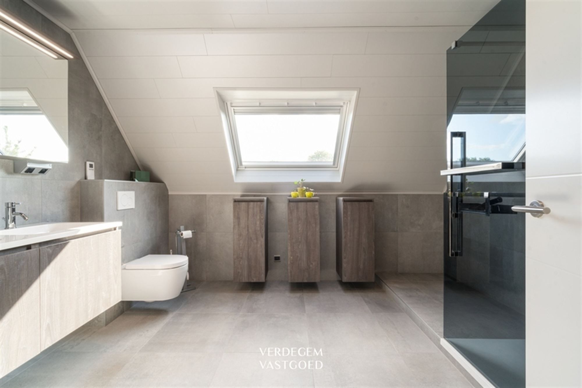 Prachtige villawoning in landelijke stijl met 3 slaapkamers, 3 garages en geniettuin foto 16