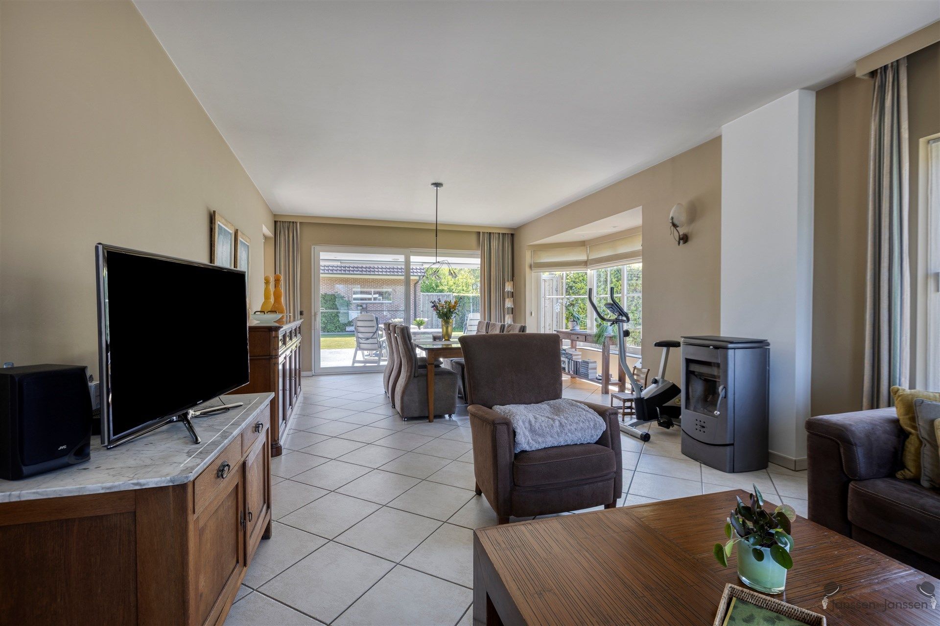 Woning met grote werkplaats  foto 3
