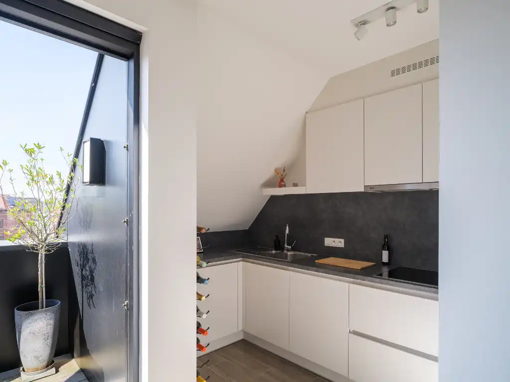 Recent nieuwbouw appartement (BJ 2020) met een aangenaam terras foto 12